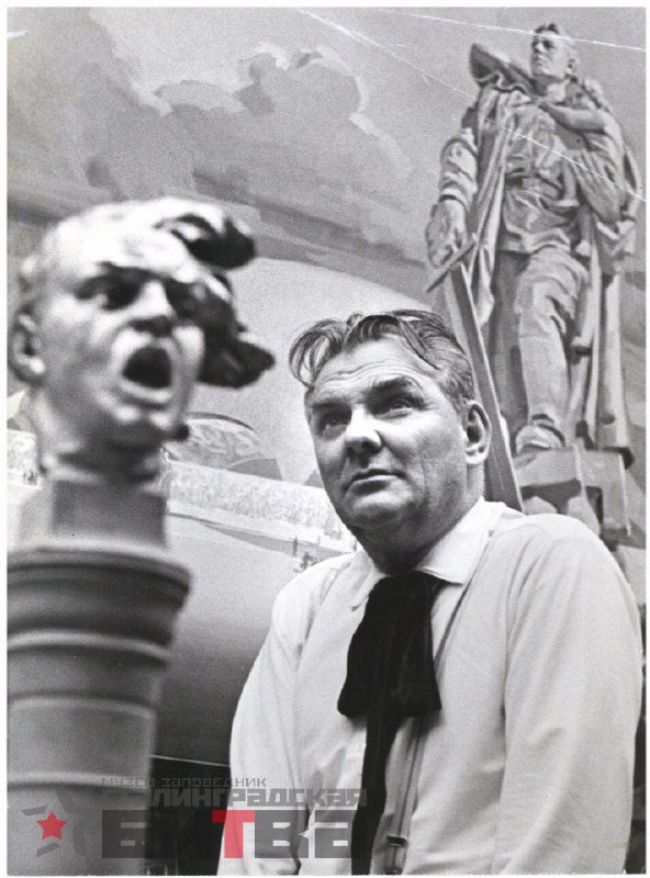 Сегодня исполнилось 117 лет со дня рождения выдающегося скульптора Евгения Вучетича Герой Социалистического труда народный художник СССР и РСФСР лауреат многих премий родился 28 декабря 1908 года Одной из самых известных работ является грандиозный памятник ансамбль на Мамаевом кургане и его главный монумент Родина мать зовет Именно эта скульптура стала символом Великой Победы главным элементом герба и флага нашего региона Памятнику надлежало воскресить образы тех кто стоял здесь насмерть увековечить их беспримерный героизм для грядущих поколений писал в газете Труд от 15 октября 1967 года скульптор Евгений Викторович Вучетич Подписаться Перейти на сайт MAX