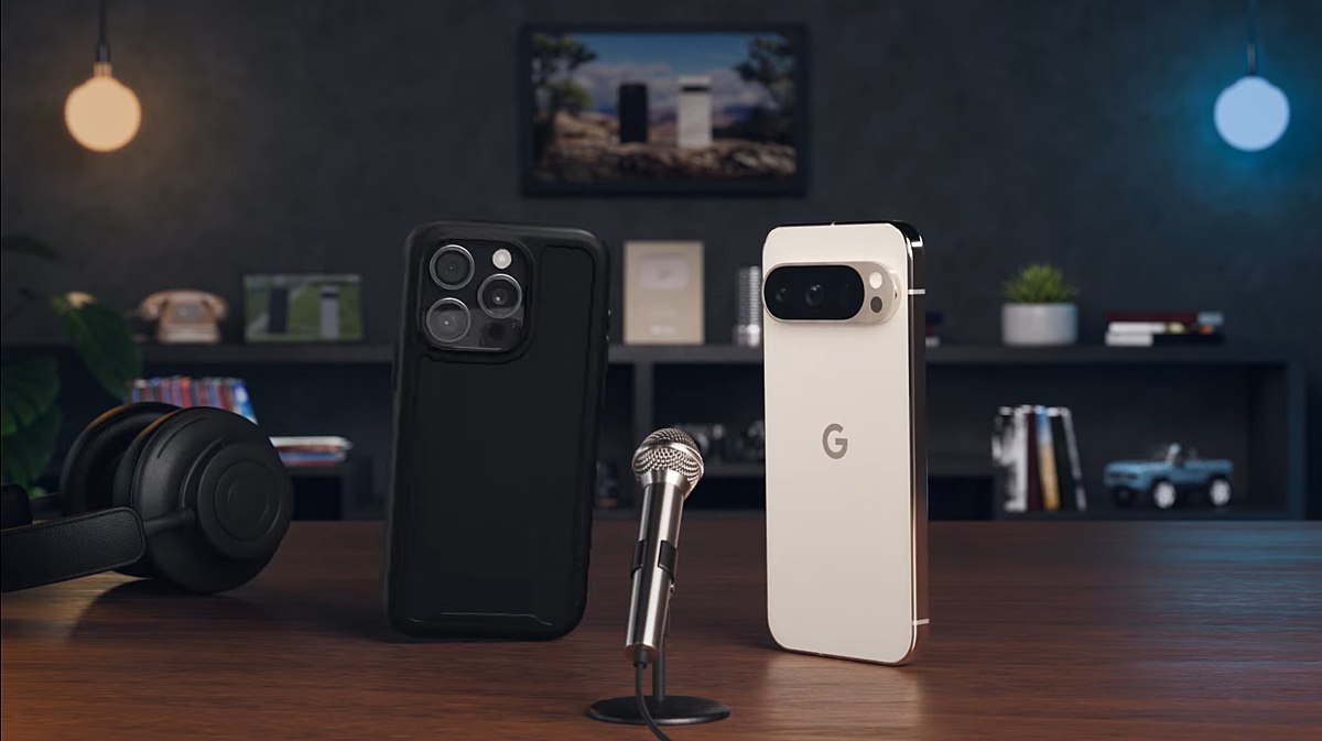 Google Pixel: «Столько слухов о грядущем редизайне iPhone...» iPhone: «И не говори. Ну как можно подумать, что я буду копировать то, что ты сделал первым ещё несколько лет назад?» Google Pixel: «Придумают же» vc.ru/marketing/1974086