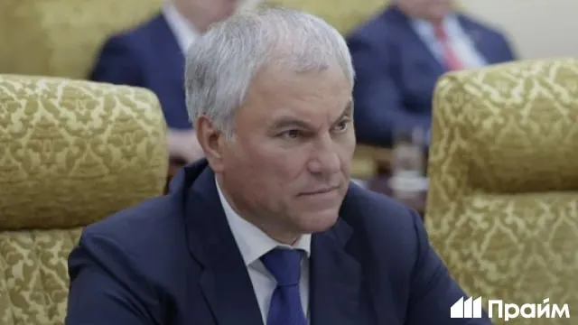 Володин назвал риски для Армении в случае выхода из ЕАЭС По его словам экономика страны может потерять 15 20 ВВП не менее пяти миллиардов долларов Что еще отметил председатель Госдумы За десять лет членства Армении в ЕАЭС ее ВВП увеличился в 2 5 раза Страна получила льготы в энергетике Москва продает Еревану газ по 177 5 долл тыс куб м в то время как в Европе он стоит 633 доллара ЕАЭС дал Армении доступ к огромному рынку 25 экспорта страны приходится на Россию За время разговоров о стремлении Еревана в ЕС товарооборот с Россией резко упал на 45 4 в 2025 году Российские предприниматели начали сворачивать бизнес в Армении из за неопределенности Это только то что на поверхности Потерь будет больше И далеко не все из них имеют отношение к финансам добавил Володин Подписывайтесь на ПРАЙМ в Макс