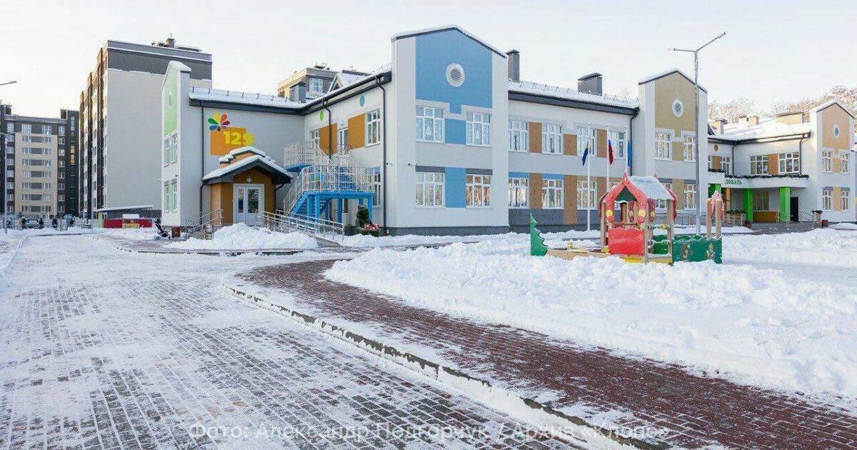 Без воспитателя но с нянечкой в России предлагают изменить работу детских садов В России предлагают продлить работу детских садов до восьми вечера С такой инициативой выступила заместитель председателя комиссии Общественной палаты по демографии защите семьи детей и традиционных семейных ценностей Наталья Москвитина Сад должен работать до восьми часов совершенно точно Это не обязательно должны быть воспитатели на местах но хотя бы нянечки младший персонал должен обеспечить безопасность ребёнка и возможность его находиться вне дома заявила Москвитина добавив что несоответствие графиков работы детских садов и родителей напрямую влияет на демографию По мнению общественницы график сильно устарел так как дошкольные учреждения закрываются раньше чем заканчивается рабочий день у родителей которым также нужно ещё время на дорогу Бабушки и дедушки тоже сейчас по большей мере работают и не успевают забирать внуков