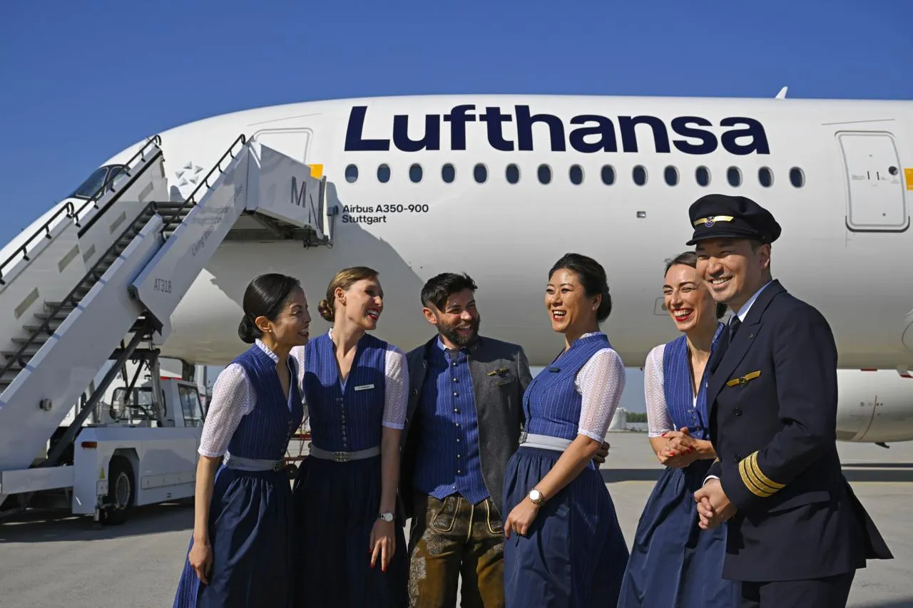 Забастовка бортпроводников Lufthansa 10 апреля Профсоюз бортпроводников Ufo объявил забастовку на 10 апреля Акция продлится почти сутки с 00 01 до 22 00 и придётся на пик возврата пассажиров после пасхальных каникул Она затронет все вылеты из Франкфурта и Мюнхена Причина конфликта в затянувшихся переговорах по новому коллективному договору Они идут уже около пяти месяцев но стороны так и не приблизились к соглашению Профсоюз утверждает что Lufthansa не сдвинулась ни на миллиметр и не представила внятного предложения Авиакомпания в свою очередь требует повышения производительности и урезания защитных норм Отдельный фактор напряжения это ситуация с Lufthansa Cityline Перевозчик планируют закрыть а сотрудников перевести не гарантируют Речь идёт примерно о 800 бортпроводниках Напомним в марте уже бастовали пилоты Lufthansa отменив до 80 рейсов Теперь эстафету подхватили бортпроводники Пассажирам планирующим перелёты в пятницу настоятельно рекомендуют проверять статус рейсов и искать альтернативы    AviaNews в телеграм Запасной аэродром в MAX