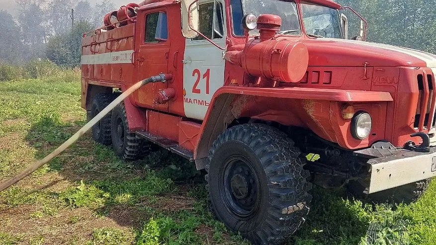 В Малмыжском районе произошел крупный пожар В селе Рожки огонь охватил частный жилой дом и хозяйственные постройки на площади 200 квадратных метров. На месте работали 12 спасателей и пять единиц техники. Город Киров Новости