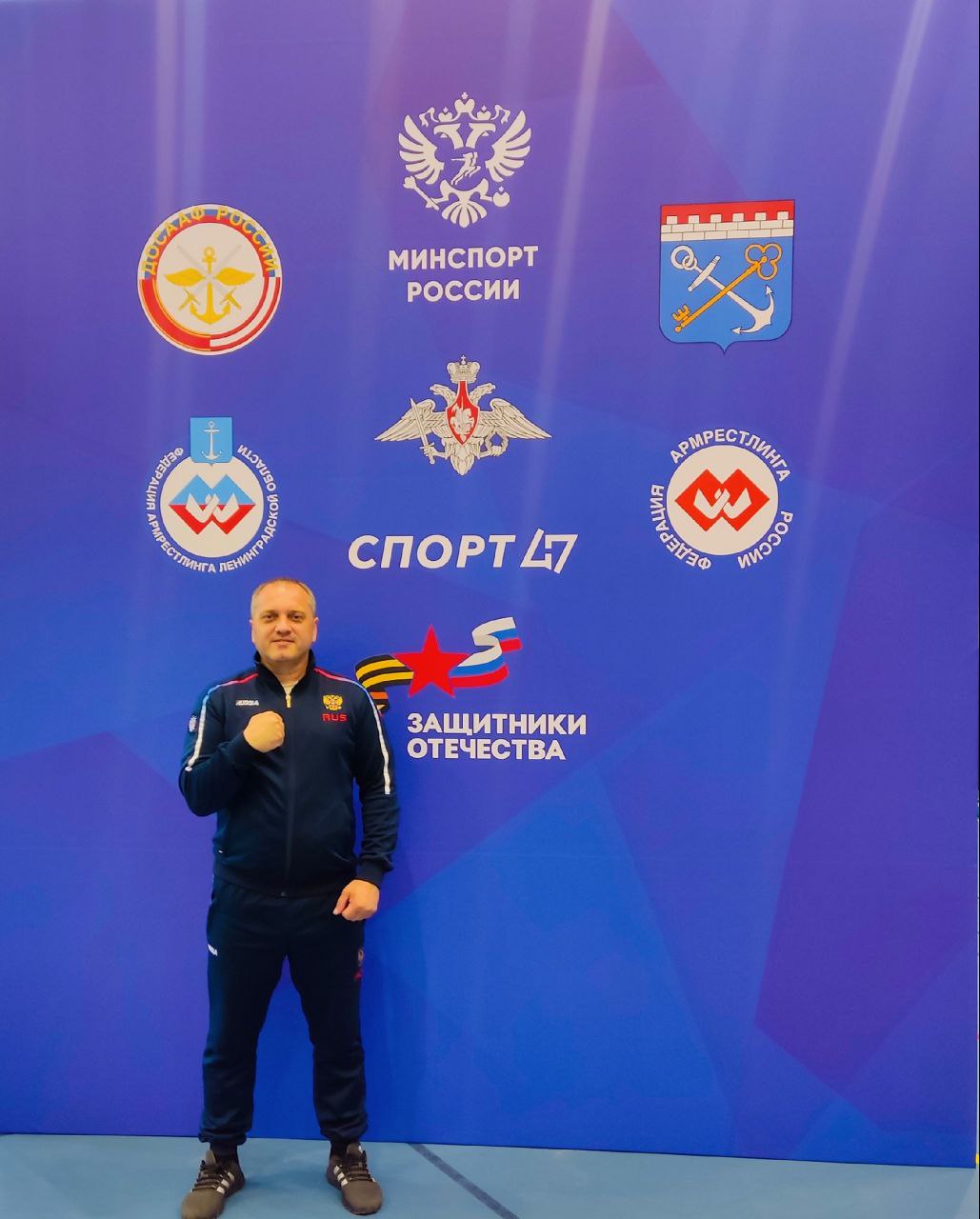 5 июля луганский спортсмен Смышляев Олег прошел процедуру взвешивания, квалификацию, попал в весовую категорию 90+ PIU борьба стоя , и уже завтра будет участвовать во Всероссийских ПОДА «КУБОК ОТЕЧЕСТВА» среди участников СВО! В соревнованиях примут участие 73 ветерана СВО из 31 субъекта Российской Федерации. Также прошло общее собрание представителей федераций. Желаем Смышляеву Олегу хорошего выступления и достойного представления Луганской Народной Республики на соревнованиях по армрестлингу среди участников СВО в Гатчине Ленинградская область