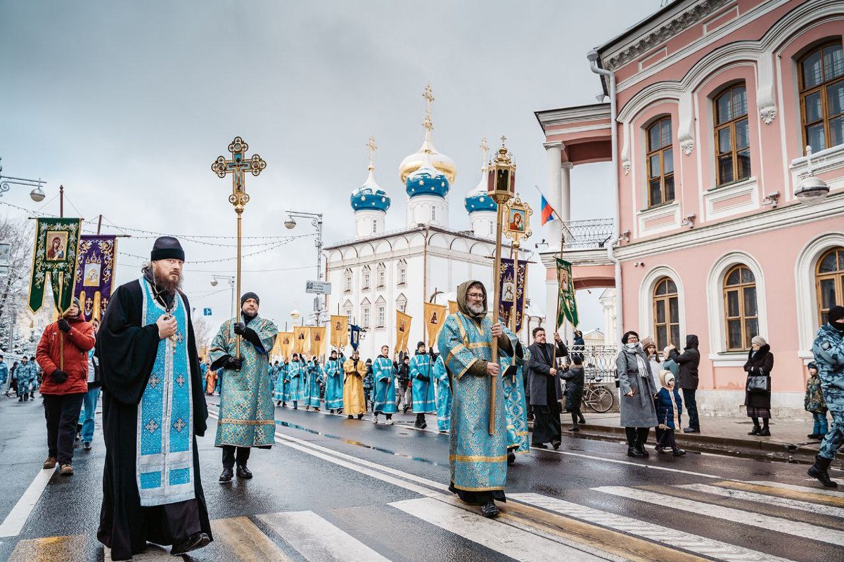 В центре Твери прошел общегородской крестный ход  Перед этим митрополит Тверской и Кашинский Амвросий совершил Божественную литургию. 4 ноября в День народного единства и праздник Казанской иконы Пресвятой Богородицы в столице Верхневолжья прошёл общегородской Крестный ход. Перед началом Крестного хода митрополит Тверской и Кашинский Амвросий совершил Божественную литургию в Спасо-Преображенском кафедральном соборе. Затем верующие прошли от…  #день_народного_единства