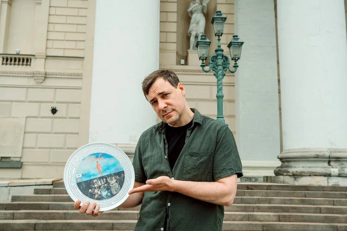 Вам - в числе первых! Евгений Цыганов станет призраком  оперы — в новом фильме Анны Меликян «Дива» В Москве  как раз начались съемки. Хотела попасть в Большой театр, побыть в массовке, но со временем - проблемы    О чем кино?   История Майи - девочки-вундеркинда, с волшебным голосом, в 11 лет ставшей звездой главного оперного театра страны. Однако, завистливые примы , у которых она отобрала все основные партии, решают избавиться от чуда природы.  Прямо на сцене  Майя выпивает волшебный эликсир и превращается в... призрака. При этом по театру бродит другой призрак... Дирижера Филиппа.  Имя исполнительницы главной роли держится создателями  в секрете. Но известно, что пересмотрели около 2000 девочек, прежде, чем ее найти. И также уже не секрет,  что в фильме  также снимаются Тимофей Трибунцев, Юлия Снигирь, Софья Лебедева, Игорь Миркурбанов, Мария Смольникова и другие.  Лучшие российские оперные исполнители запишут арии для фильма: Алексей Татаринцев, Надежда Павлова, Екатерина Бегунович, Венера Гимадиева.  Выход  в прокат запланирован на 2027 год.  Анна Меликян: ««Дива», мне кажется, будет мой самый красивый фильм...В определенном смысле, наш фильм - технологический вызов, так как  перед нами стоит ряд задач, связанных с голосом, со звучанием, над которыми до нас никто не работал...».   Евгений Цыганов: «...Когда-то страшно ругался, что Аня снимает мало кино и вот, наконец, будет новый фильм».  Юлия Снигирь: «...Я провела уйму времени с педагогом оперного пения Машей Макеевой и научилась не только подражать певицам, правильно дышать и так далее, но и любить оперу...».   Андрей Максимов:  «... «Дива»  продолжает мой уход от образов злодеев и гопников. Мой герой -  тенор Василий, исполняющий в театре главные партии всех возможных принцев. Благодаря художникам по гриму и костюму мы делаем из меня симпатичного, обаятельного человека...».