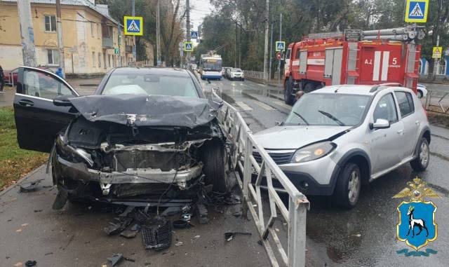 В Самаре 19 октября в ДТП с Mercedes и Renault погибла пассажирка  На снимках можно увидеть, что сильно пострадало как минимум два автомобиля – Мерседес и Рено. Сила столкновения была очень значительна – Рено буквально разворочен, а «немец» вылетел на тротуар.   Официальный комментарий Госавтоинспекции: В 11:35 водитель 1969 г.р., управляя автомобилем Renault Sandero  допустил столкновение с автомобилем Mercedes Benz GLK 250, под управлением водителя 1988 г.р. На месте происшествия погибла женщина-пассажир 1963 г.р. автомобиля Renault Sandero.  Сотрудники полиции продолжают устанавливать все обстоятельства произошедшего.    ГУ МВД РФ по СО