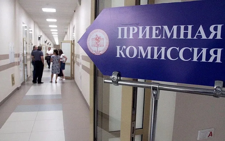 Кабмин утвердил квоту приема на целевое обучение в вузах на 2026 год за счет федерального бюджета Всего выделено свыше 83 тысяч мест более трети из них в здравоохранении около 20 тысяч в области инженерного дела и технологий порядка 13 5 тысяч в образовании и педагогике свыше 9 тысяч в сельском хозяйстве Квота сформирована на основе заявок предприятий и организаций Количество целевых мест детализировано по работодателям которые заявили о потребностях в конкретных специалистах и по регионам на территории которых выпускники будут работать после окончания обучения Власти рассчитывают что это позволит в полной мере учесть кадровую потребность регионов