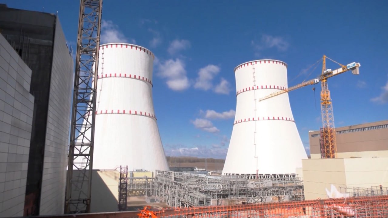 Росатом готовится к запуску первого блока Курской АЭС 2 Росатом рассчитывает в ближайшие недели получить разрешение на начало пусковых работ на первом энергоблоке Курской АЭС 2 заявил гендиректор госкорпорации Алексей Лихачев Готовимся к физпуску и выходу на мощность Очень надеемся что в ближайшие недели мы все таки получим разрешение что можем переходить непосредственно к пусковым работам на первом блоке Курской АЭС 2 Строительство энергоблока началось в апреле 2018 г Особенность проекта в использовании реактора ВВЭР ТОИ мощностью 1255 МВт здание которого сможет выдерживать падение тяжелых объектов в том числе самолетов массой 400 тонн Благодаря наличию автономных источников электро и водоснабжения реактор сможет продолжать работу даже после потери внешних источников Ввод в строй реактора позволит заместить мощности второго энергоблока Курской АЭС который прекратил выработку электроэнергии в январе 2024 г Высокое напряжение