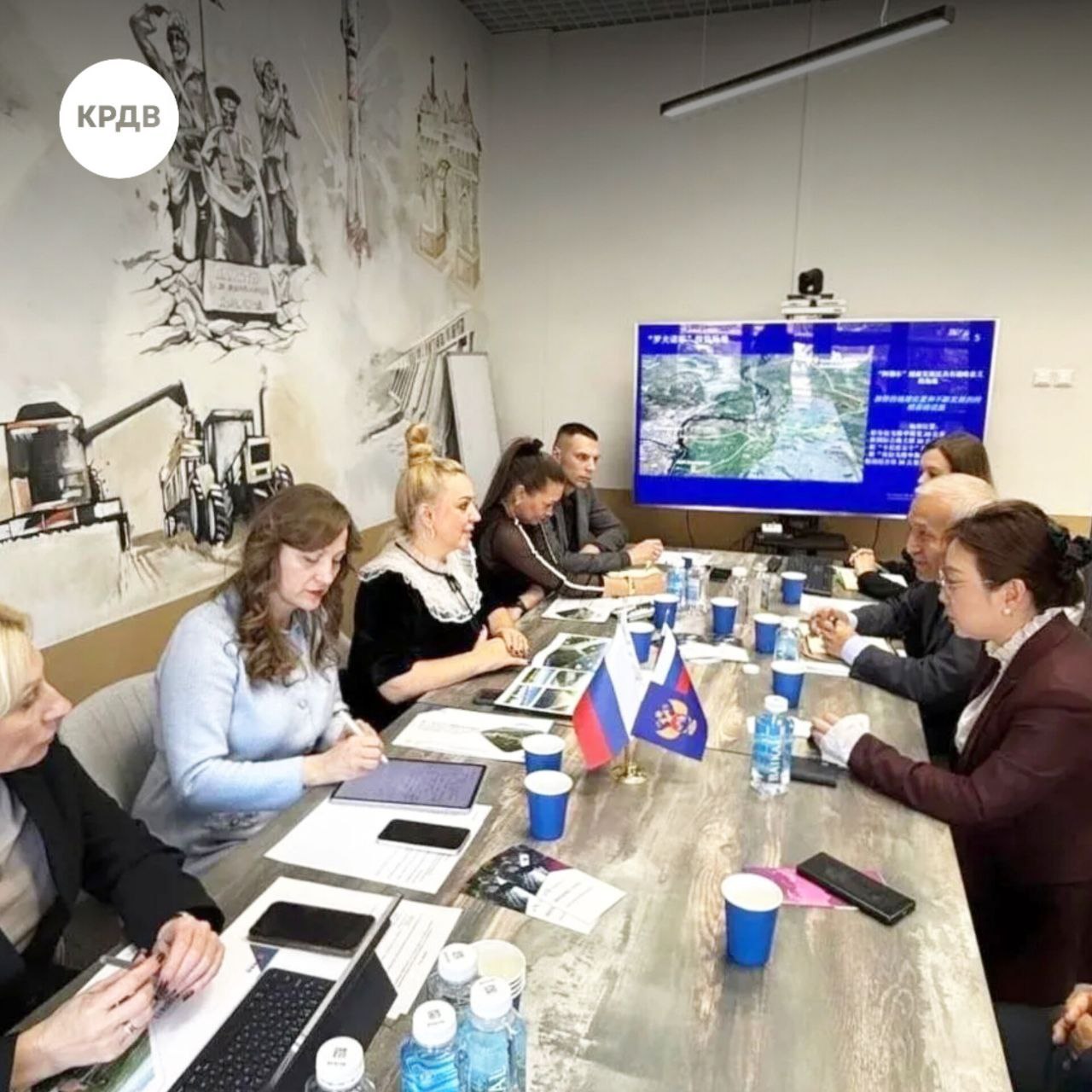 Реализация новых масштабных инвестиционных проектов планируется в Амурской области В ходе совещания организованного КРДВ Амурская дочернее общество КРДВ в Благовещенске Корпорация Сюань Юань представила новые бизнес идеи для реализации в Амурской области Син Шуцзе генеральный менеджер Центра крупных проектов Группы Сюань Юань Наша основная цель здесь создать долгосрочные и успешные коммерческие проекты а также способствовать привлечению инвестиций из Китая для развития промышленности и технологий Ожидается что будет создано порядка 10 тысяч новых рабочих мест в настоящее время несколько проектов находятся на стадии разработки что положительно скажется на экономическом росте региона Амурская область ключевой регион Дальнего Востока здесь предоставляются уникальные льготы и преференции для бизнесменов что очень важно для быстрого роста и внедрения новых технологий В ходе мероприятия инвестору представлены налоговые льготы и административные преференции территории опережающего развития ТОР Амурская Международной ТОР МТОР а также перспективные направления и точки роста стратегического партнерства для привлечения инвестиций из КНР Ирина Волкова директор КРДВ Амурская Международная ТОР решает задачу создания конкурентоспособных условий для привлечения иностранных инвесторов с целью создания производств по выпуску продукции с высокой добавленной стоимостью в приоритетных отраслях МТОР является мощным драйвером роста для Амурской области позволит укрепить экономические связи с другими регионами и зарубежными партнерами Создание уникальных производств современных логистических хабов или высокотехнологичных комплексов даст импульс для развития смежных отраслей окажет значительное влияние на экономику региона и позволит создать тысячи новых рабочих мест   Подробнее читайте на сайте КРДВ мтор дословно