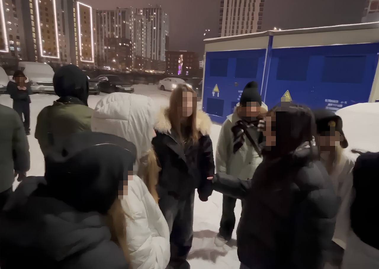 Толпа подростков избила школьницу в Екатеринбурге Все произошло вечером 10 января во дворе дома на улице Татищева По словам очевидцев группа подростков обманом выманили девочку из дома а затем завели за электробудку и избили Школьницу спас мужчина проходивший мимо Девочка получила разные травмы В полиции проводят проверку Сотрудниками ПДН установлены все участники конфликтной ситуации Е1   Подпишись на КП Екатеринбург Мы в Max