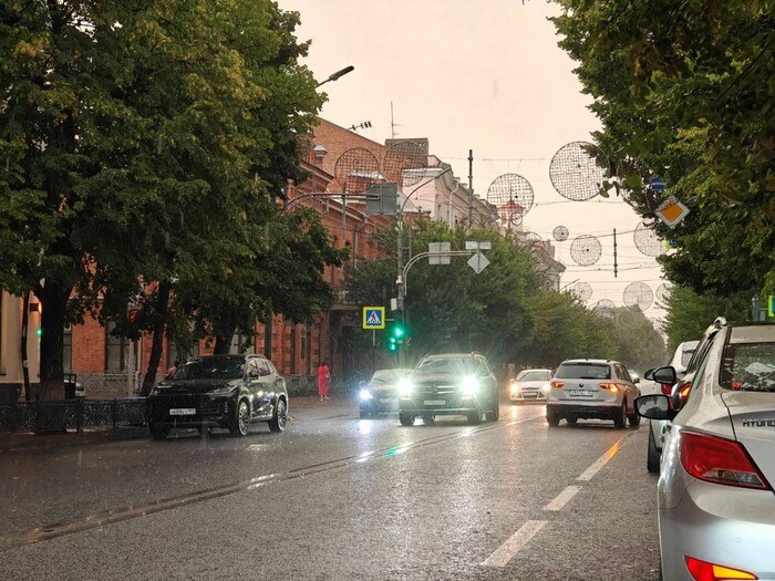 До конца суток 20 августа и весь день 21 августа в Краснодарском крае прогнозируют комплекс опасных метеорологических явлений По данным Гидрометцентра сильные дожди ливни с грозами град и усиление ветра до 20 м с ожидаются в южной и восточной частях региона Особую опасность представляет участок побережья от Джубги до Магри где существует риск формирования смерчей над морем Жителям и гостям региона рекомендуется соблюдать осторожность и следить за обновлениями прогноза погоды Фото Юрий Серебренников BFM Кубань BFMKuban