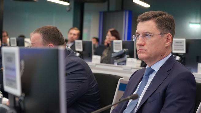 В Ингушетии продолжается работа по сокращению доли неформальной занятости и повышению уровня трудоустройства Под руководством заместителя Председателя Правительства России Александра Новака состоялась стратегическая сессия посвящённая вопросам сокращения нелегального сектора экономики В мероприятии принял участие Глава региона Махмуд Али Калиматов В рамках исполнения поручений Президента и мер утверждённых Правительством РФ в республике проведена системная работа по легализации занятости Межведомственной комиссией выявлено 1370 человек работавших без официального оформления Из них 215 граждан трудоустроены на законных основаниях а 491 человек зарегистрировались как индивидуальные предприниматели Сегодня в Ингушетии действует около 8 тысяч субъектов малого и среднего бизнеса рост за год составил 10 5 Число самозанятых жителей достигло 28 тысяч человек что на 44 2 больше чем в прошлом году Глава региона отметил что эти меры напрямую влияют на снижение безработицы На конец августа уровень безработицы составил 25 2 на 1 4 ниже чем годом ранее Особенно заметно снижение регистрируемой безработицы до 5 6 что на 3 2 меньше прошлогоднего показателя подчеркнул Махмуд Али Калиматов В числе приоритетных задач восстановление простаивающих производств и создание новых рабочих мест Правительство Ингушетии