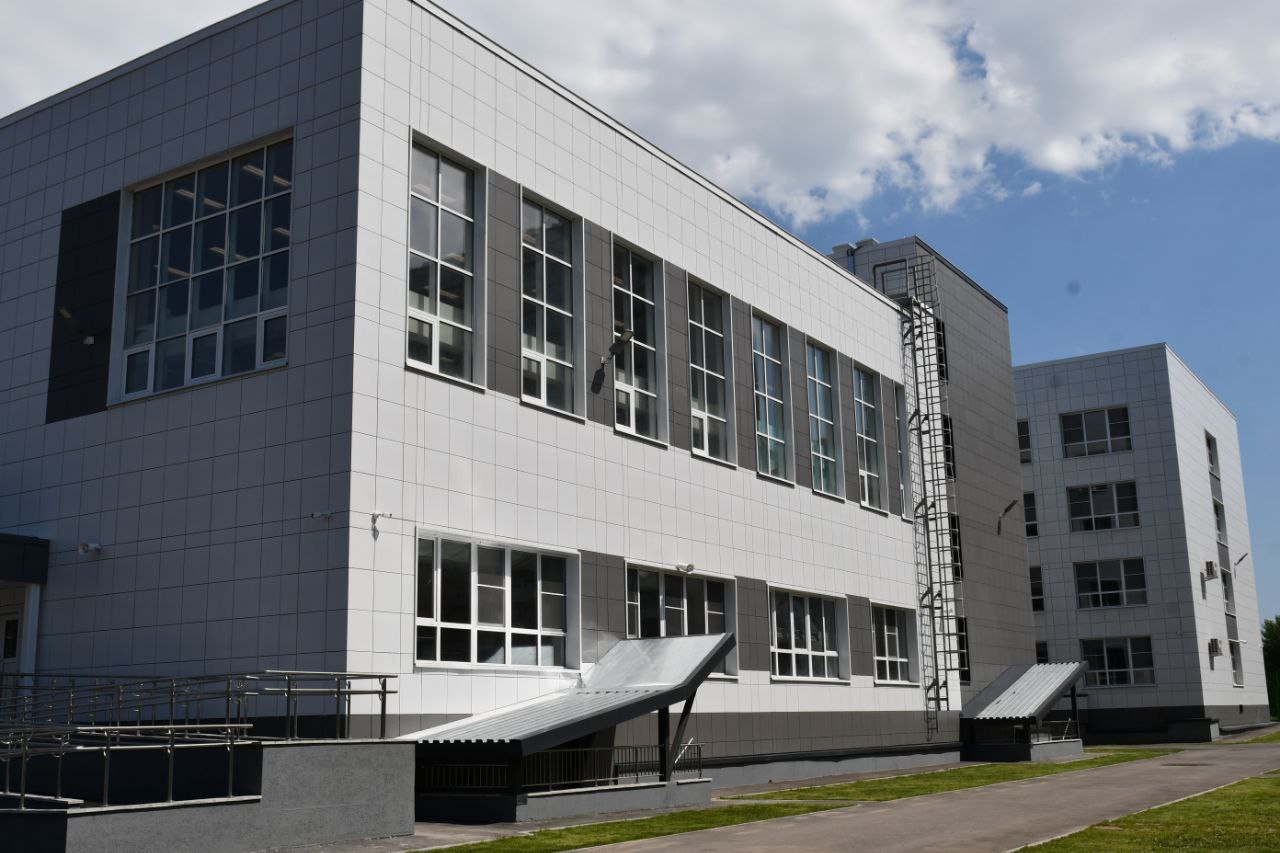 Школу на 1225 мест в микрорайоне «Новый город» в Новокузнецке откроют 1 сентября. Подрядчику необходимо убрать строительный мусор с прилегающей территории, сформировать подъезды и пешеходные связи. Сейчас акцент на оснащении объекта к новому учебному году, набор педагогического состава и обучающихся во все параллели, отметил глава города Денис Ильин. Вести-Кузбасс