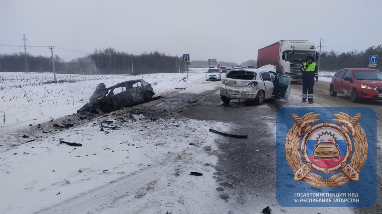 Два человека пострадали в ДТП со сгоревшей иномаркой на трассе в Татарстане  Напомним, авария произошла сегодня днём на трассе Казань — Ульяновск, недалеко от села Лесные Моркваши. Участниками ДТП, по предварительным данным, стали два «Опеля» — водитель одного из них выехала на встречку и влетела в легковушку такой же марки, который и полыхал в огне на видео. И сгорел дотла.  Оба водителя получили травмы различной степени тяжести и были госпитализированы на каретах «Скорой помощи». Все обстоятельства происшествия устанавливаются.    KazanFirst     в бот