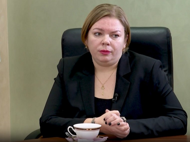 Глава минэкологии Омской области Татьяна Хавронина ушла в отставку Татьяна Хавронина освобождена от должности по собственному желанию в связи с переездом подтвердила пресс секретарь главы региона Мина Ахвердиева Исполнять обязанности министра будет первый заместитель Вадим Матвеев Хавронина занимала должность с ноября 2023 года то есть пробыла на посту менее двух лет В своем телеграм канале она написала что сегодня у нее последний рабочий день в качестве министра природных ресурсов и экологии Омской области и поблагодарила коллег за сотрудничество Выражаю благодарность всем кто помогал нам реализовывать наши проекты контролировал нашу работу и конечно поддерживал нас в наших начинаниях написала министр Также она пожелала омичам любить свой город так как он прекрасный делать его лучше чище уютнее Помните экология это дело каждого Начни с себя добавила Татьяна Хавронина