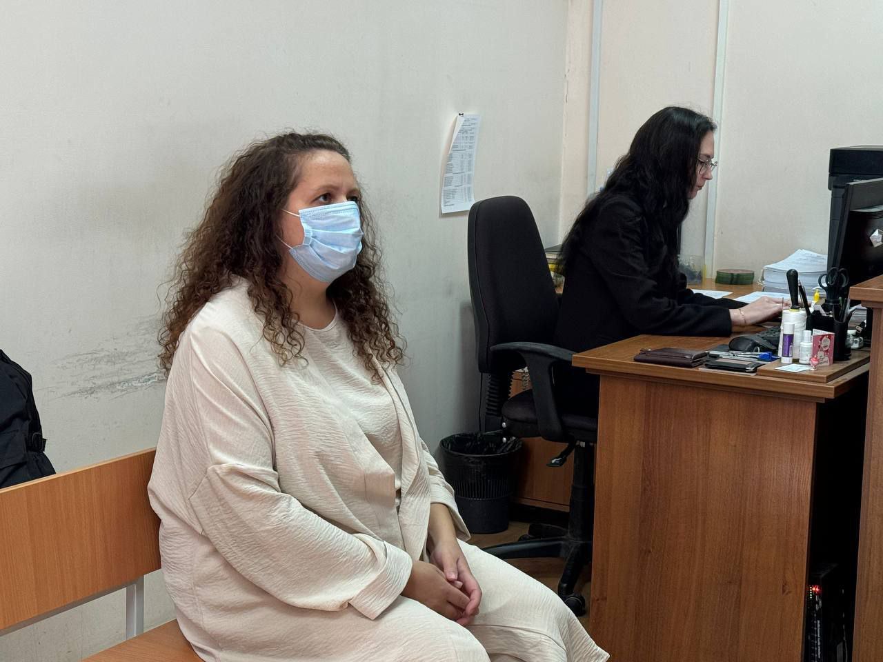 Сотруднице опеки по делу Далера Бобиева в третий раз изменили приговор Штраф заменили сроком в колонии-поселении, но отбывать наказание женщина будет с отсрочкой. Евгения Вознесенская, бывший специалист отдела опеки и попечительства управления соцполитики № 25, в августе 2024 года была признана виновной в служебном подлоге ч. 2 ст. 292 УК . Напомним, она должна была приходить к мальчику домой и проверять условия, в которых он жил. Но 2 декабря 2022 года тогда скончался Далер Бобиев женщина решила никуда не ходить, а узнать всю информацию по телефону от опекунши. После этого Вознесенская составила акт проверки условий жизни ребёнка. В ложном документе было указано, что «содержание, воспитание и образование подопечного соответствует требованиям, установленным законодательством». Там же отмечалось, что «во время проведения проверки малолетний был здоров, его безопасность обеспечена». Изначально сотруднице опеки назначили минимальный штраф — 100 тысяч рублей, после апелляции наказание ужесточили и... увеличили сумму штрафа до 200 тысяч суд исключил в качестве смягчающего обстоятельства явку с повинной . Тогда же прокурор просил исключить из числа смягчающих «активное способствование раскрытию и расследованию», но эти доводы областной суд отклонил. После прокуратура подала кассационное представление, оно было удовлетворено. В итоге после пересмотра Вознесенской назначили 2 года колонии-поселения. «… Из числа смягчающих наказание обстоятельств исключены явка с повинной и активное способствование раскрытию и расследованию преступления, Евгении Вознесенской назначено 2 года лишения свободы с отбыванием в колонии-поселении», — сообщила накануне областная прокуратура. Между тем, женщина получила отсрочку, отбывать наказание она будет, когда ее ребенку исполнится 14 лет. Напомним, ранее такую же отсрочку в связи с наличием ребенка, которому нет 14 лет получила экс-заведующая детского сада, в который ходил Далер Бобиев. Фото: телеграм-канал прокуратуры Свердловской области Телеграм-канал Поддержать Подписаться Прислать новость 18+