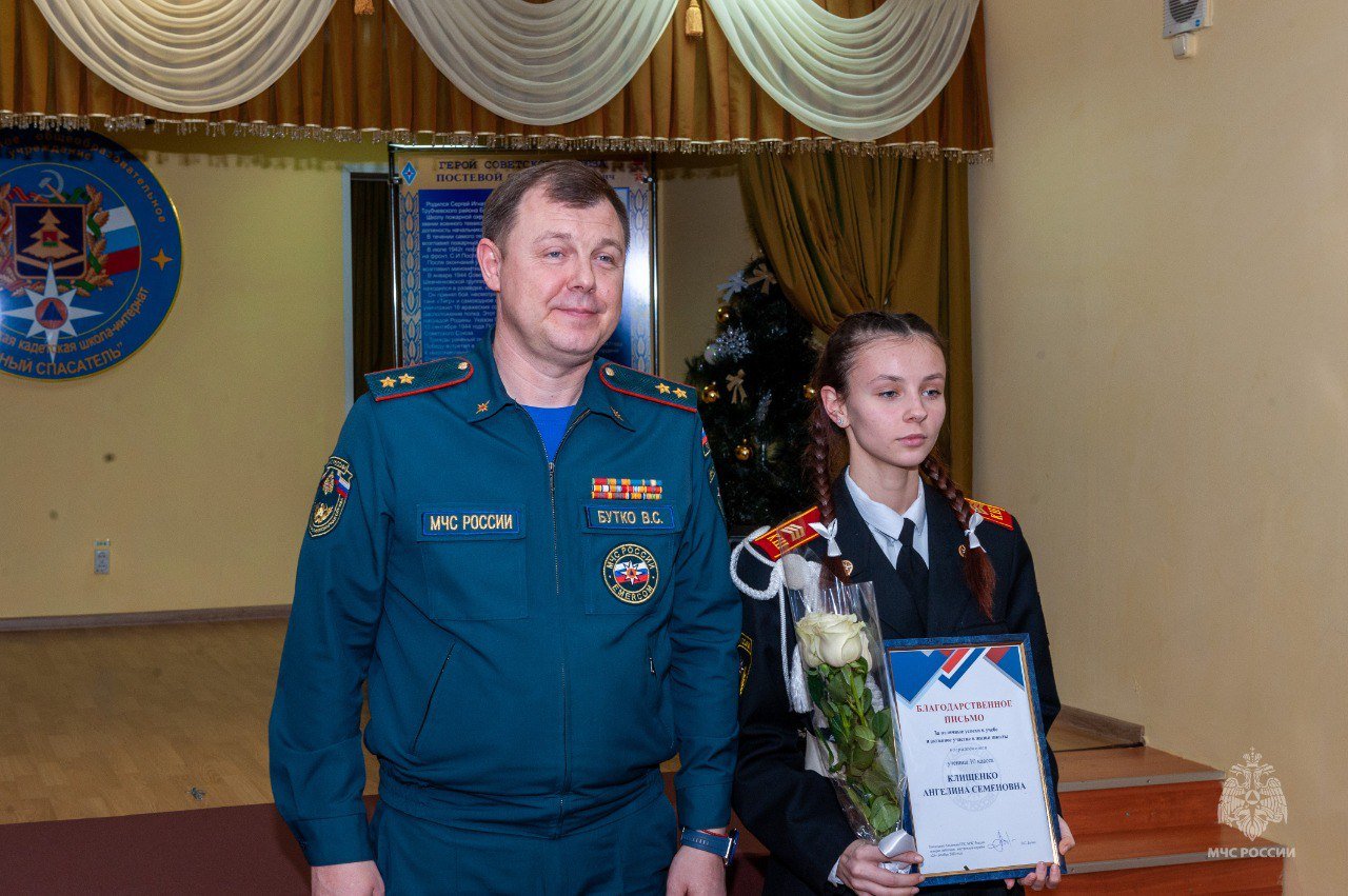 ‍ Трехстороннее соглашение подписано в Брянской области  Состоялось подписание соглашения о сотрудничестве и совместной деятельности между Академией ГПС МЧС России, Главным управлением Брянской области и Клинцовской кадетской школой «Юный спасатель» им. Героя Советского Союза С. И. Постевого.   Документ регламентирует взаимодействие сторон в части популяризации профессий чрезвычайного ведомства, вовлечения детей в мероприятия гражданско-патриотической направленности, создания новых условий для осуществления образовательной деятельности по программам среднего общего образования, подготовки обучающихся к государственной службе, формирования общественного сознания и гражданской позиции молодёжи, повышения практических навыков по основам безопасности жизнедеятельности.   Руководство школы отметило, что для них это исторический день, ведь благодаря данному соглашению у ребят появилась уникальная возможность ближе познакомиться с профессиями чрезвычайного ведомства и после окончания школы стать обучающимися Академии и сотрудниками МЧС России.