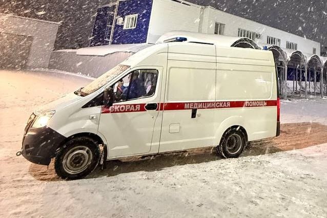 В Оренбурге 7 летняя девочка выпала из окна Полиция проводит проверку по факту травмирования ребёнка Девочка находилась в гостях у бабушки в общежитии Оставшись без присмотра она играла на общей кухне забралась на подоконник у открытого окна и упала со второго этажа С травмами ребёнка доставили в больницу Сейчас правоохранители выясняют все обстоятельства произошедшего