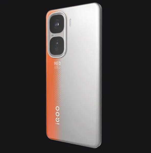 Новый флагманский смартфон iQOO Neo 10 Pro+ — третий представитель линейки Neo 10 после моделей Neo 10 и Neo 10 Pro — готовится к дебюту в Китае. Новинка уже засветилась в бенчмарке AnTuTu, продемонстрировав впечатляющий результат в 3 311 557 баллов. В основе этого смартфона лежит топовая SoC Qualcomm Snapdragon 8 Elite. Известный инсайдер Digital Chat Station раскрыл параметры будущей новинки. Смартфон получит 6,82-дюймовый плоский OLED-экран с разрешением 2K и частотой обновления 144 Гц, аккумулятор ёмкостью 7000 мА⋅ч с поддержкой зарядки 120 Вт, 16 ГБ оперативной памяти и 512 ГБ флеш-памяти. Разрешение фронтальной камеры составит 16 Мп, а в состав основной камеры войдут два 50-мегапиксельных датчика. Устройство оснастят стеклянной задней панелью и ультразвуковым подэкранным сканером отпечатков. Ожидаемая цена смартфона — около 3000 юаней примерно 410 долларов , что сделает его одним из самых доступных флагманов на Snapdragon 8 Elite. Правда, пока неизвестно, появится ли устройство за пределами Китая.