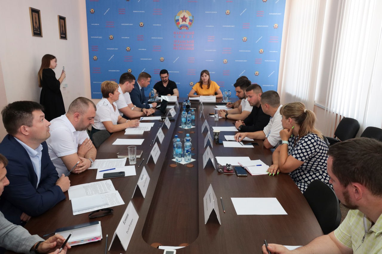 В Народном Совете обсудили меры поддержки малого и среднего бизнеса  В рамках работы по поддержке предпринимательства фракция ЛДПР в Народном Совете провела круглый стол на тему «Как законодательно обеспечить рост сегмента МСП+  среднего бизнеса ?».  В мероприятии приняли участие заместитель Председателя НС ЛНР Максим Уваров, председатель Комитета по бюджету Алексей Белецкий, депутаты фракции ЛДПР, а также представители исполнительных органов власти, некоммерческих организаций и бизнеса.  «В последние годы наблюдается значительный рост числа предприятий, которые приближаются к критериям среднего и крупного бизнеса. Однако, выходя за рамки формальных критериев МСП, такие компании теряют доступ к важным мерам поддержки, что создает «серую полосу» в их развитии. Бизнес уже не может рассчитывать на помощь как малое предприятие, а до уровня крупного ему еще далеко», – отметил Максим Уваров. В ходе обсуждения темы участники сошлись во мнении, что компании МСП+ нуждаются в специальных мерах поддержки, направленных на укрепление их конкурентоспособности и развитие производств.  «По итогам круглого стола были разработаны рекомендации, которые отражают меры по увеличению роста МСП в республике. Эти предложения направлены в Правительство ЛНР с целью подготовки законодательных инициатив, способствующих развитию предпринимательства в республике и расширение перечня мер по его поддержке, – прокомментировала мероприятие руководитель фракции ЛДПР в Народном Совете Галина Дуброва. – Фракция ЛДПР продолжает активно работать над созданием благоприятных условий для бизнеса, понимая, что именно малые и средние предприятия являются основой экономики и залогом стабильного развития нашей республики».