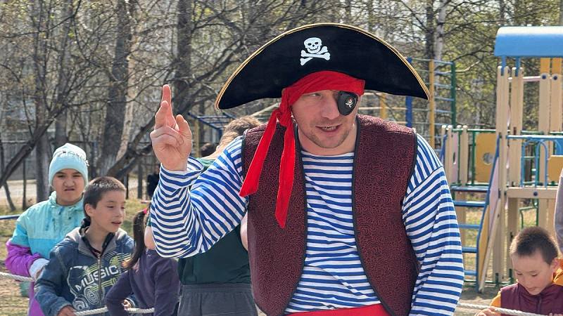  В Магадане полицейские и общественники поздравили подшефных с Днём защиты детей В преддверии Дня защиты детей, в рамках ежегодной акции «Общественный совет – детям», сотрудники Управления МВД России по Магаданской области посетили подшефных – воспитанников школы-интерната поселка Сокол. В гости к ребятам пришли инспектор по делам несовершеннолетних ОМВД России по городу Магадану дислокация поселок Сокол Нина Шепелева, представитель Общественного совета при управлении Вадим Кузнецов и ветеран органов внутренних дел Андрей Розет. Помощь в организации праздника оказали работники Дома культуры поселка Сокол. Школьников поздравили с успешным завершением учебного года. Дети с радостью делились успехами и достижениями. У мальчиков и девочек было много вопросов о работе полицейских подразделений. Нина Шепелева с удовольствием рассказала ребятам о своей службе, добавив, что 31 мая подразделения по делам несовершеннолетних будут отмечать 90 лет со дня образования. Пообщавшись с полицейскими и вспомнив о правилах безопасности и сохранности имущества, ученики оживленно встретили веселого пирата – представителя Дома культуры поселка Сокол. Подвижные игры на свежем воздухе, веселые конкурсы и танцы – так воспитанники провели время со своими шефами. В завершении соколят ждал приятный сюрприз от общественников: каждый школьник получил сладкий подарок. Также детям вручили необходимый для занятий спортивный инвентарь. #90ЛетПДН