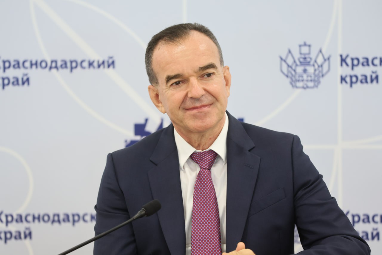 Кубань нарастила объем реализации промпродукции в 2,7 раза за десять лет, достигнув в прошлом году 619,7 млрд рублей Об этом в интервью «КП»-Кубань» рассказал губернатор Краснодарского края Вениамин Кондратьев. - Объем реализации промышленной продукции в крае составил 619,7 млрд рублей, - отметил Кондратьев. - Десять лет назад, когда впервые в истории нашего региона мы приняли закон о развитии краевой промышленности и создали отраслевую госпрограмму, объем поддержки производителей составлял всего 14,4 млн рублей, действовало два направления субсидирования. По итогам прошлого года этот объем достиг уже более 3,7 млрд рублей. Сегодня действует 8 направлений субсидирования производителей промышленной продукции. Вениамин Кондратьев также сообщил, что сегодня треть от общего объема реализуемых в экономике края проектов – более 1,2 трлн рублей – приходится на проекты промышленного комплекса края. - Считаю, что это важный показатель роста и перспектив отрасли, - сказал в интервью «КП»-Кубань» Кондратьев.