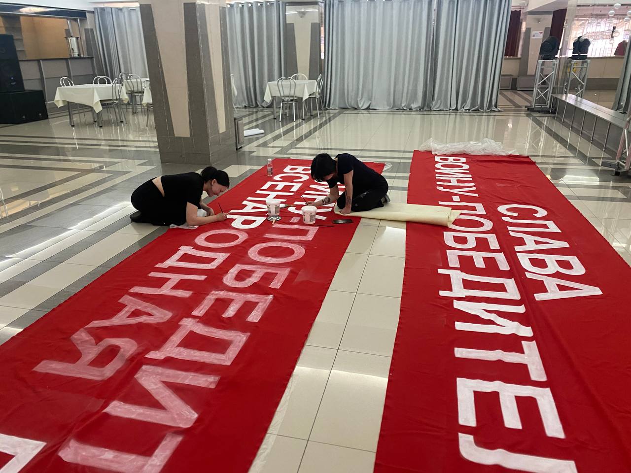 Огромные транспаранты уже делают в театре национальных культур «Забайкальские узоры» для ультрасовременной постановки «Повесть военных лет». Зрители увидят её 9 мая. Зрелищное представление будет происходить в нескольких плоскостях не спрашивайте, как это, просто приходите , поэтому участвовать в спектакле будут и цирковые артисты. ⏳Начало в 19.30. Вход для всех желающих бесплатный. Фото предоставлены Галиной Сыроватка