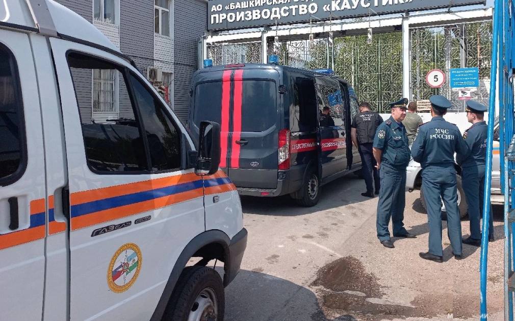 Башкирская содовая компания выплатит компенсации пострадавшим при взрыве  Башкирская содовая компания  АО «БСК»  выплатит компенсации морального и материального вреда всем пострадавшим при происшествии на площадке «Каустик» 9 августа. Об этом на брифинге в воскресенье заявил исполнительный директор компании Александр Пименов.  «Мы несем полную ответственность за произошедшее и готовы оказать всю необходимую поддержку. Будет предоставлена полная компенсация, как материальная, так и моральная, а также всесторонняя поддержка семьям. Мы гарантируем выплату компенсаций всем пострадавшим. Сумма выплат уже определена: до 3 млн руб. в зависимости от степени тяжести вреда здоровью», — сказал Пименов.  Руководство БСК также открыто сотрудничает со всеми органами, занимающимися расследованием несчастного случая, добавил исполнительный директор. Всего при инциденте на заводе «Каустик» пострадал 41 человек    РБК-Уфа