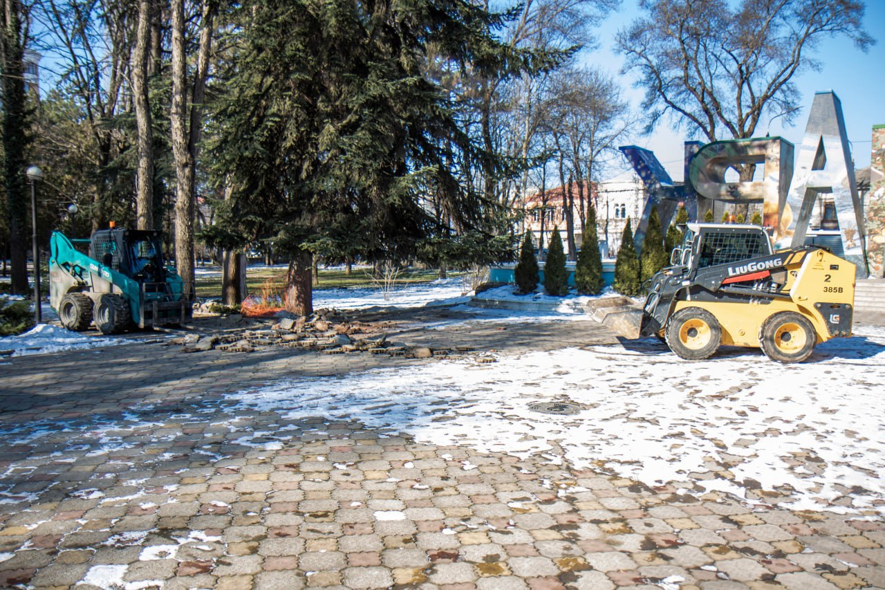 В этом году в Симферополе запланировано благоустройство трех общественных пространств: Детского парка, Парка имени Шевченко, а также Территории у Нижнего пруда в районе радиорынка. Об этом сообщил глава администрации Симферополя Михаил Афанасьев.   Выделенный объем финансирования на благоустройство этих территорий — более 490 миллионов рублей. Контракты на выполнение строительно-монтажных работ заключены по всем трём территориям.   Согласно контрактам, сроки завершения работ — до 1 сентября.