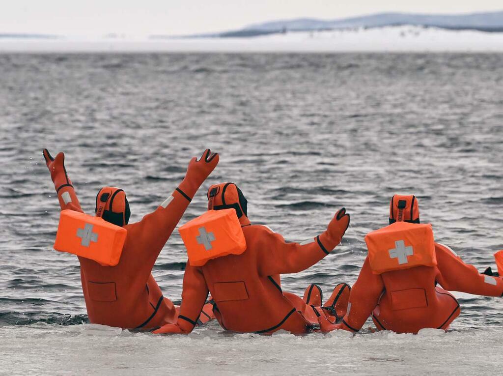 Нам не очень хочется писать о таком в праздники но это действительно важно В Мурманской области произошла трагедия во время айсфлоатинга Группа туристов зашли в реку Тулома у Поморской набережной в Коле и 57 летнюю женщину унесло течением Её до сих пор не могут найти А меж тем мороз стремится к 30 Мы надеемся на хороший исход это истории И хотим призвать всех гостей покупайте услуги у проверенных компаний У которых есть развитые сайты и паблики которые подробно рассказывают правила проводят инструктаж по технике безопасности и даёт современные костюмы без деффектов и явно не купленные по дешёвке Любая экономия и халатное отношение к безопасности может стоит жизни Отдыхайте с удовольствием и без последствий На Мурманск Всё о Кольском полуострове