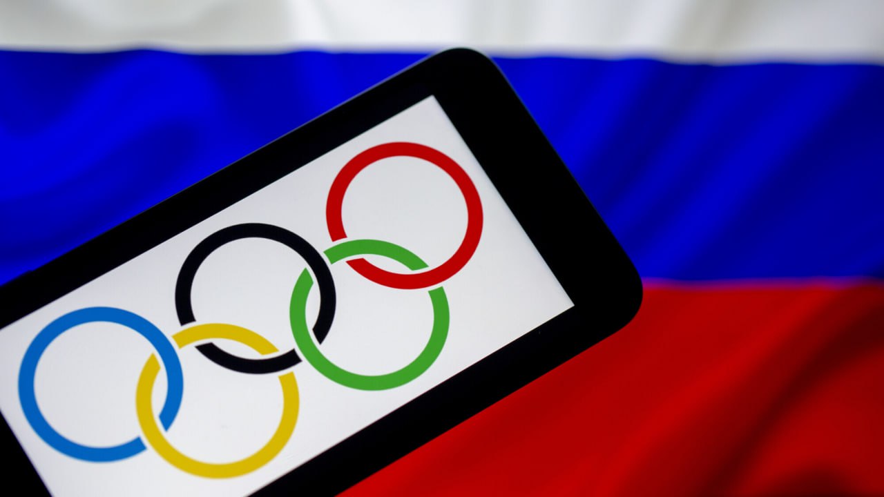 Спорт выше политики Глава Европейской федерации тяжелой атлетики призвал МОК допустить россиян не в нейтральном статусе а на общих основаниях Астрит Хасани отправил открытое письмо на имя Кирсти Ковентри в котором призвал отказаться от использования статуса индивидуального нейтрального спортсмена и разрешить атлетам участвовать в соревнованиях на равных условиях Спортсмены не должны нести ответственность за политические действия своих государств спорт выше политики Все атлеты независимо от национальности и политики их правительств должны иметь возможность участвовать в соревнованиях на равных В связи с этим я призываю отменить текущий статус AIN для российских и белорусских спортсменов публично и окончательно отказаться от применения такого статуса в будущем для любой страны и при любых обстоятельствах Отмена этих ограничений не будет политическим актом Это станет подтверждением олимпийских ценностей и посланием миру спорт выше политики и должен оставаться силой объединяющей людей news matchtv Anadolu Getty Images