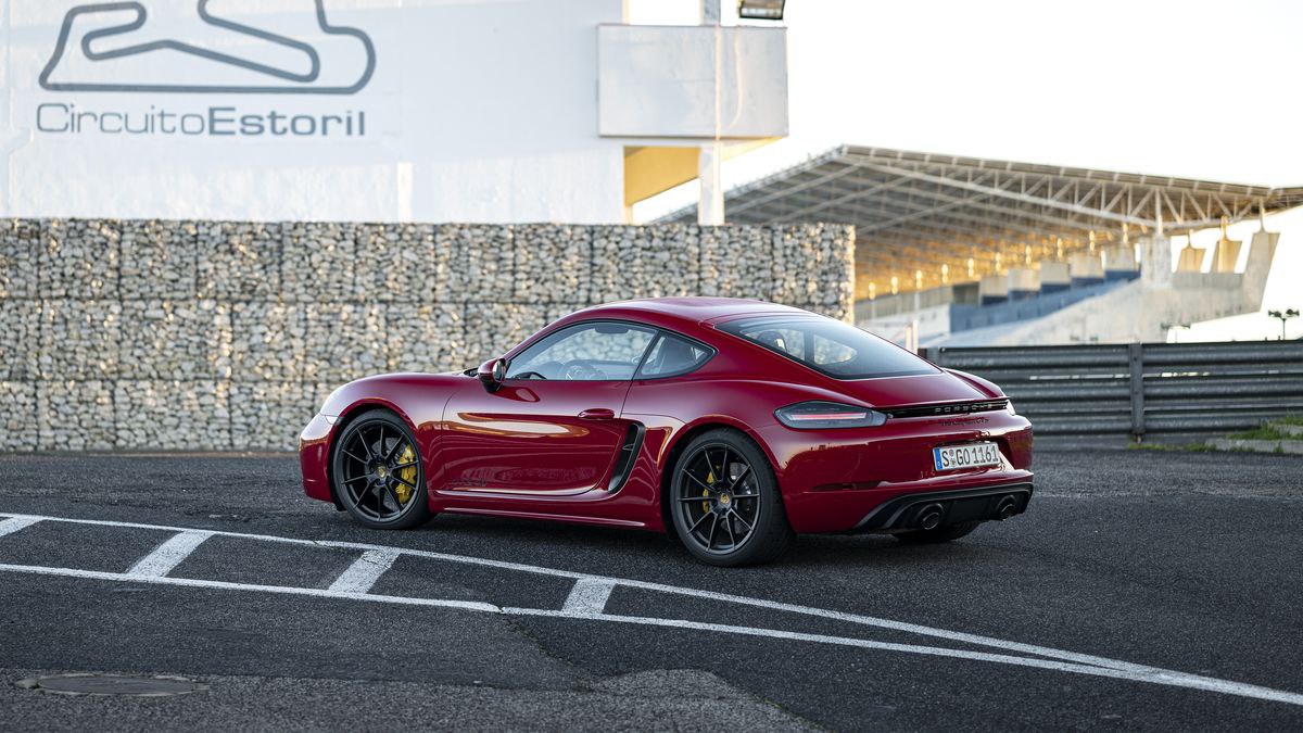 Porsche окончательно снимет с производства Cayman и Boxster до конца года Об этом пишет Motor1 со ссылкой на заявление одного из топ-менеджеров североамериканского филиала Porsche Фрэнка Висманна. По его словам, базовое семейство 718 с ДВС окончательно покинет конвейер в октябре. Ранее предполагалось, что компания сможет оперативно заменить бензиновые спорткары новым поколением семейства, которое переведут на электротягу. Однако общие изменения в экономической ситуации и недостаточный спрос на премиальные электрокары вынудили Porsche пересмотреть планы. Батарейные Cayman и Boxster появятся, однако позже, чем планировалось.