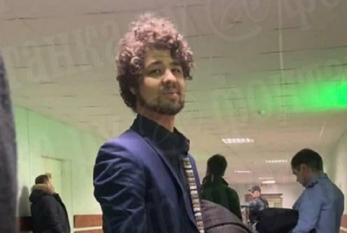 В Петербурге военный суд приговорил к двум годам колонии поселения студента из Казахстана Гарри Азаряна которому вменяли статью о публичном оправдании терроризма Дело рассматривали в особом порядке Гособвинение просило для Азаряна три года колонии общего режима его адвокат настаивал на штрафе По версии следствия Азарян предлагал насильственно свергать власть В качестве отягчающего обстоятельства прокурор привел тот факт что студент высказывался в период мобилизации на СВО специальную военную операцию России в Украине Сам Азарян в последнем слове признал вину и раскаялся Я хочу вернуться в общество быть полезным и служить ему показать что я исправился и не подвержен более радикальным маргинальным и деструктивным действиям цитирует издание его слова Далее на нашем сайте Актуальные новости из Центральной Азии fergananews