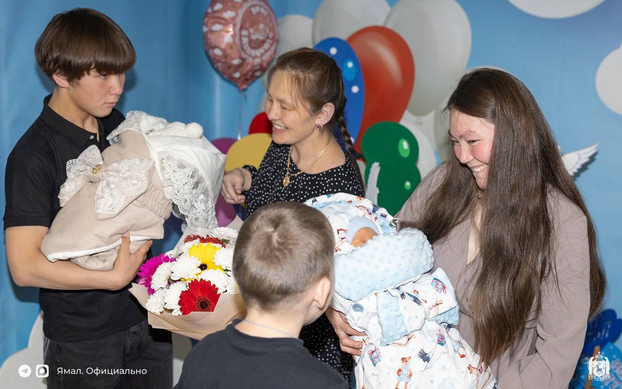 В семье оленеводов родилась королевская двойня У Татьяны и Романа Тайшиных из Приуральского района радостное пополнение Первой на свет появилась девочка Дарья весом 2645 граммов и ростом 47 сантиметров За ней родился маленький Александр весом 3420 граммов и ростом 51 сантиметр Мы очень рады что у нас двойня Это большая радость для всей семьи По женской линии у нас это не впервые у моей бабушки тоже были двойняшки Видимо эта замечательная традиция нашла продолжение и в нас До 6 месяцев планируем наблюдаться в Салехарде а дальше полетим домой в тундру к мужу поделилась Татьяна Глава семьи бригадир совхоза Байдарацкий под его руководством выпасается порядка 2500 оленей Татьяна заботится о домашнем очаге С появлением малышей семья Тайшиных стала многодетной У оленеводов уже подрастают 16 летний Артём и 15 летний Андриан Сергей Зубков ЯМАЛ Официально Подписаться