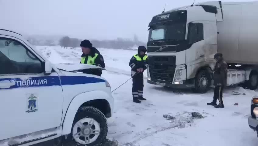 Воронежские автоинспекторы помогли белгородскому водителю выбраться из кювета