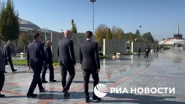 Вице-премьер РФ и министр посетили Парк Победы в Ташкенте