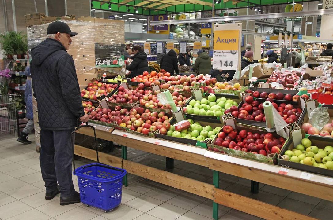 Продуктовая корзина в Татарстане за 11 месяцев подорожала почти на 10%  Республика занимает четвертое место по доступности продуктовой корзины среди регионов Приволжского федерального округа.  В то же время стоимость набора в Татарстане остается ниже средних показателей по ПФО  21,1 тыс. руб.  и по России в целом  23,5 тыс. руб. .   По сравнению с октябрем цена корзины в республике выросла на 1,6%.  Фото: Коммерсантъ / Юрий Стрелец