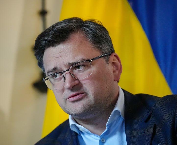 Кулеба заявил о своём бегстве с Украины в Польшу из за указа Зеленского о запрете на выезд бывших дипломатов Экс глава МИД Украины связал решение с тем что он публично осудил желание Зеленского подвергнуть цензуре НАБУ и САП В интервью итальянской Corriere della Sera Кулеба пожаловался что на него набросились после его критики Ранее Зеленский подписал закон ограничивающий действия антикоррупционных ведомств Позже их полномочия вернули но FT писала что глава киевского режима всё равно обещал начать охоту на НАБУ из за обвинений предъявленных его куму Алексею Чернышову Подписаться на RT ТГ Зеркало MAX
