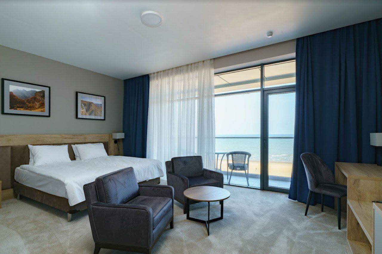 В Дагестане выросло число бронирований отелей Рост бронирований отелей Дагестана в 2025 году превышает средние показатели по рынку в 2 3 раза сообщили в Российском союзе туриндустрии По данным сервиса для отелей за последние две недели рост бронирований отелей Дагестана по сравнению с тем же периодом прошлого года сейчас составляет 10 Хорошая динамика и по бронированиям на Новый год 14 по сравнению с теми же датами год назад Основной прирост идет за счет Дербента который за последние две недели показывает прирост 21 а в среднем по году 38 Дагестан в январе августе 2025 года посетило 1 51 млн туристов что на 152 тыс больше по сравнению с аналогичным периодом 2024 года По итогам летнего сезона в Дагестане средняя загрузка объектов размещения составила 70 Новости Отели ОтелиДагестана Новости Отелей