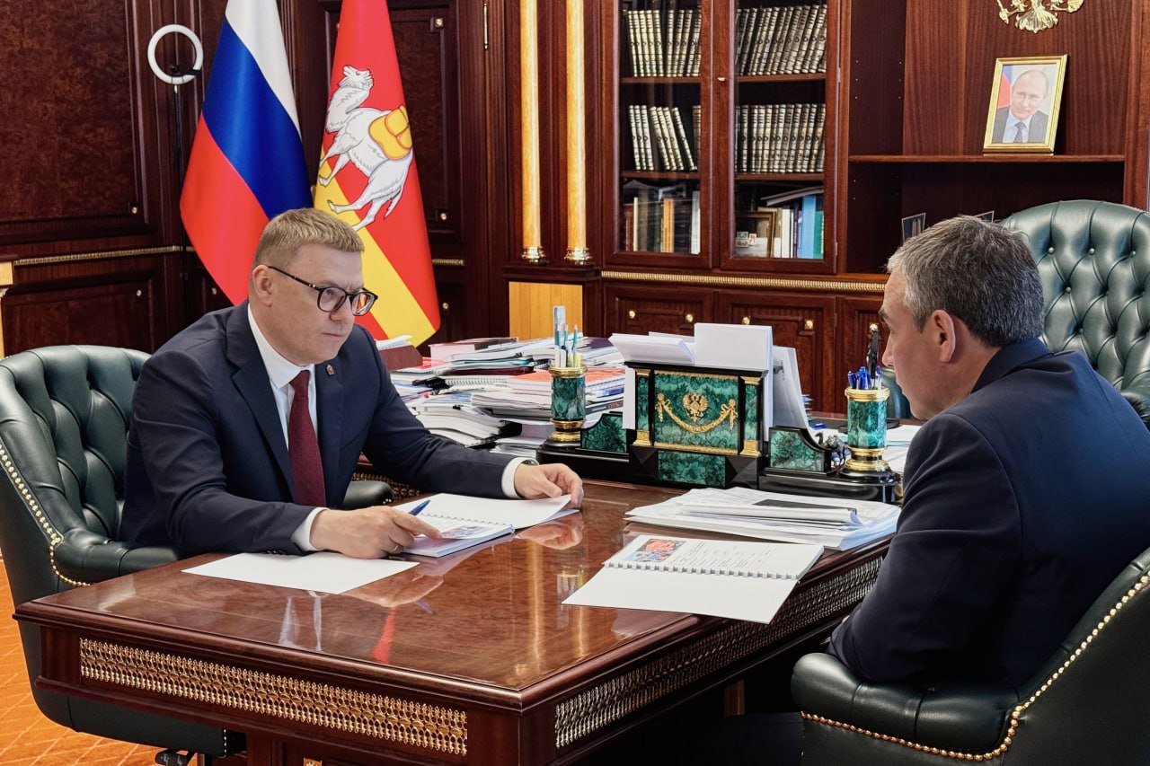 Коркино получит дополнительные средства на ремонт дорог, покупку дорожно-коммунальной техники и благоустройство, сообщил губернатор Алексей Текслер на встрече с главой округа Александром Орлом В частности, запланированы дополнительные работы в рамках программы «Большой ремонт» с привлечением федеральных средств – на текущий год готовится проектно-сметная документация по четырем объектам. В планах ремонт основных въездных магистралей и внутриквартальных дорог, устройство прогулочных территорий и скверов. Планируется устройство прогулочной территории в аллейной части улиц Ленина и Цвиллинга в самом Коркино, а также благоустройство сквера «Молодежный» в поселке Первомайский при участии всех уровней бюджета, а также инвестиций от предприятий города . С проектом благоустройства проспекта Горняков, который планируется превратить в музей под открытым небом, муниципалитет намерен заявиться на Всероссийский конкурс лучших проектов создания комфортной городской среды в малых городах и исторических поселениях. «Важно, чтобы все населенные пункты региона развивались. Мы системно работаем над улучшением качества жизни в каждом муниципалитете, Коркино – не исключение. Поддержка города будет продолжена», – подтвердил губернатор. / Прислать новость