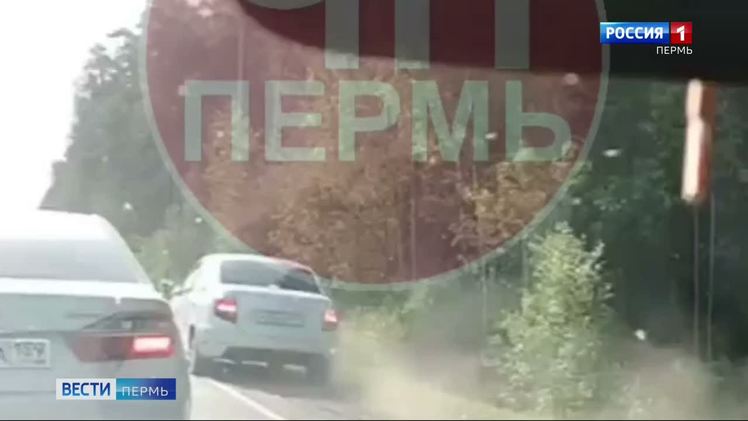 На ул. Якутской в Перми затруднено движение Серьезная пробка наблюдается на ул. Якутской в Перми. В районе Соснового бора случилось ДТП, из-за этого движение серьезно затруднено. Некоторые водители пытаются объехать затор по обочине.