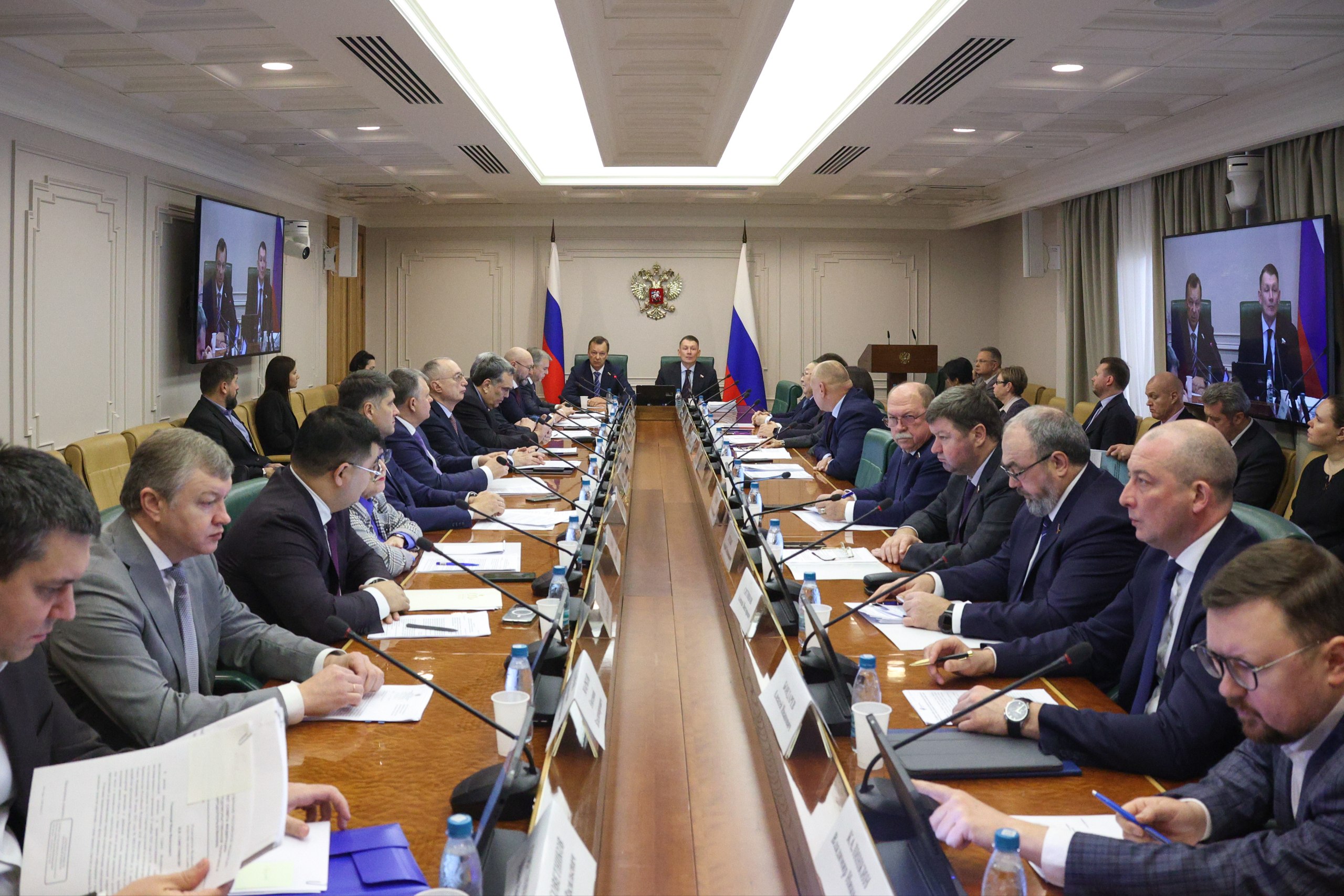 В преддверии Лесного Совета который состоится 27 ноября на заседании Комитета обсудили с профильными ведомствами реализацию рекомендаций Совета Федерации по развитию лесной отрасли Среди них переработка низкосортной древесины и древесных отходов а также развитие деревянного домостроения в том числе возможность строительства объектов социальной инфраструктуры Рассмотрели законопроект направленный на поддержку сельского туризма и российских виноградарей путём закрепления возможности строительства на виноградниках размещения объектов инфраструктуры сельского туризма У сенаторов есть возможность внести поправки к законопроекту с учётом мнений регионов которые высказали ряд обоснованных опасений по поводу действующей редакции В первую очередь нужно обеспечить защиту таких земель от недобросовестного бизнеса Рассмотрен проект с поправками в КоАП РФ Инициатива направлена на борьбу с ежегодным значительным ростом числа ДТП из за ненадлежащего выпаса сельскохозяйственных животных Канал в МАХ Александр Двойных