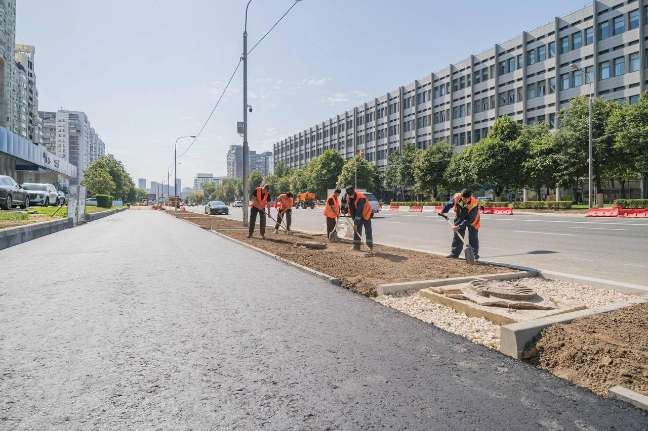 В этом году в Москве приведут в порядок около 700 улиц. В их числе вылетные магистрали, например, Профсоюзная улица и Щелковское шоссе. Работы также идут на Волгоградском проспекте на участке от Садового кольца до МКАД. Там заменят покрытие тротуаров и дорог, уберут под землю воздушные кабельные линии, установят 30 современных остановок, а также новые скамейки и энергосберегающие фонари.