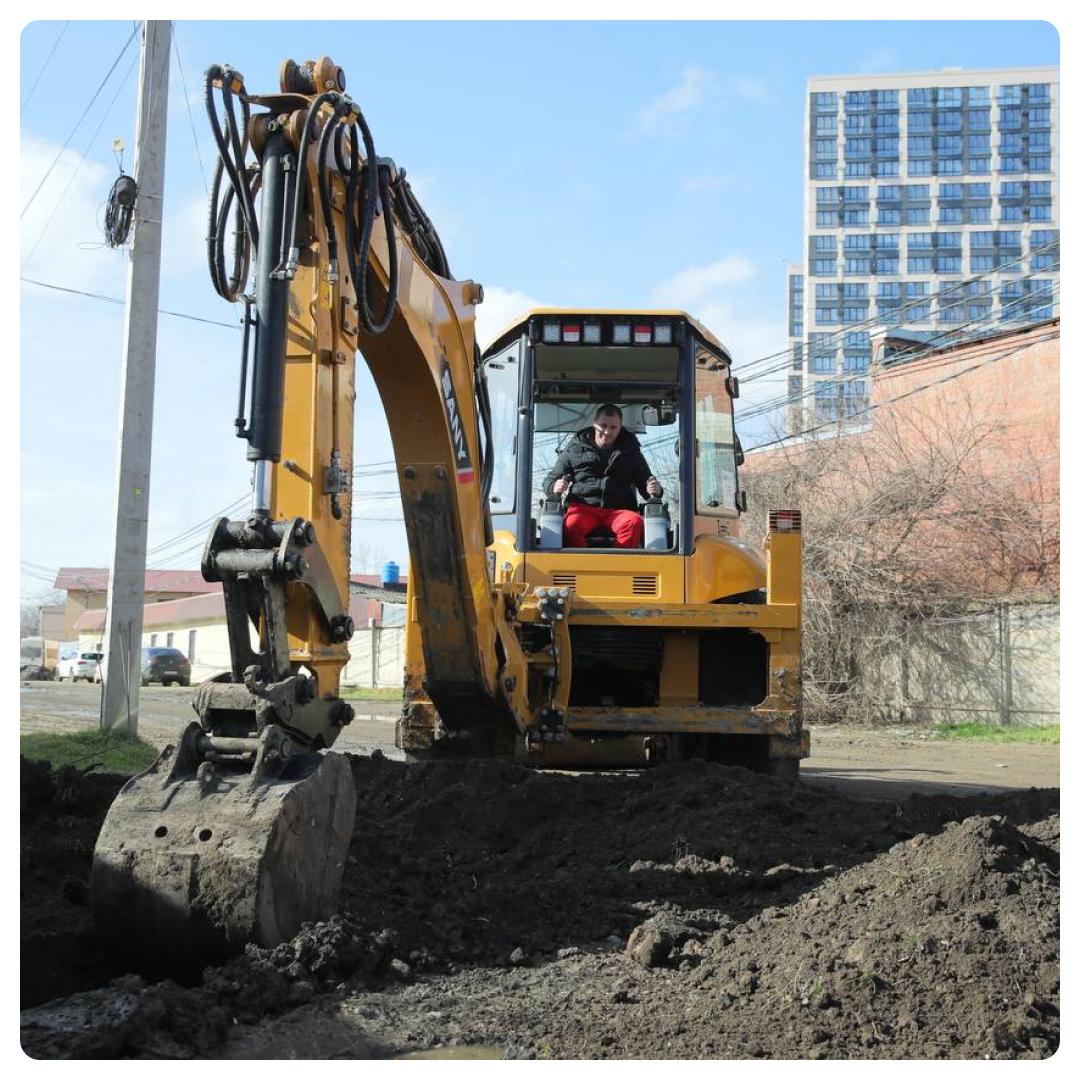 В Краснодаре стартует ремонт дорог в этом году приведём в порядок 15 участков общей протяжённостью больше 13 км Работы пройдут по краевой программе Развитие сети автомобильных дорог Краснодарского края Где будет ремонт улица Богатырская от Восточного обхода до улицы Сечевой посёлок Новознаменский улица Комарова от улицы Тенистой до улицы Лаперуза улица Тенистая от улицы Российской до улицы Комарова улица Циолковского от улицы Гастелло до дома 7 по улице Циолковского улица Кожевенная от улицы Кубанской Набережной до улицы Скорняжной переулок Майорский от улицы Рашпилевской до улицы Красной улица Краснодарская посёлок Лазурный улица Воронежская от улицы Майкопской до улицы Обрывной улица Обрывная от улицы Воронежской до дома 131 9 по улице Обрывной дублёр улицы Дзержинского от улицы Александра Покрышкина до улицы Кореновской улица Гудимы от улицы Ленина до улицы Суворова улица Красина от улицы Кубанской Набережной до дома 16 улица Атарбекова от улицы Тургенева до улицы Герцена улица Корницкого от улицы Будённого до улицы Промышленной переулок Петровский от улицы Ковтюха до улицы Адыгейской Набережной Что сделают обновят проезжую часть приведут в порядок съезды на примыкающие улицы и во дворы отремонтируют локальные участки тротуаров заменят бортовые камни обновят дорожные знаки Первые работы идут уже на трёх улицах 14 февраля установили временные дорожные знаки на дублёре улицы Дзержинского на улице Обрывной и на улице Воронежской 15 февраля начали снимать покрытие на тротуарах и демонтировать бортовые камни на дублёре улицы Дзержинского и на улице Обрывной с 16 февраля такие же работы стартуют на улице Воронежской Во время ремонта возможны временные ограничения движения просим водителей учитывать это при планировании маршрута Завершить ремонт всех 15 участков планируем до 31 августа 2026 года Канал в MAX ВКонтакте