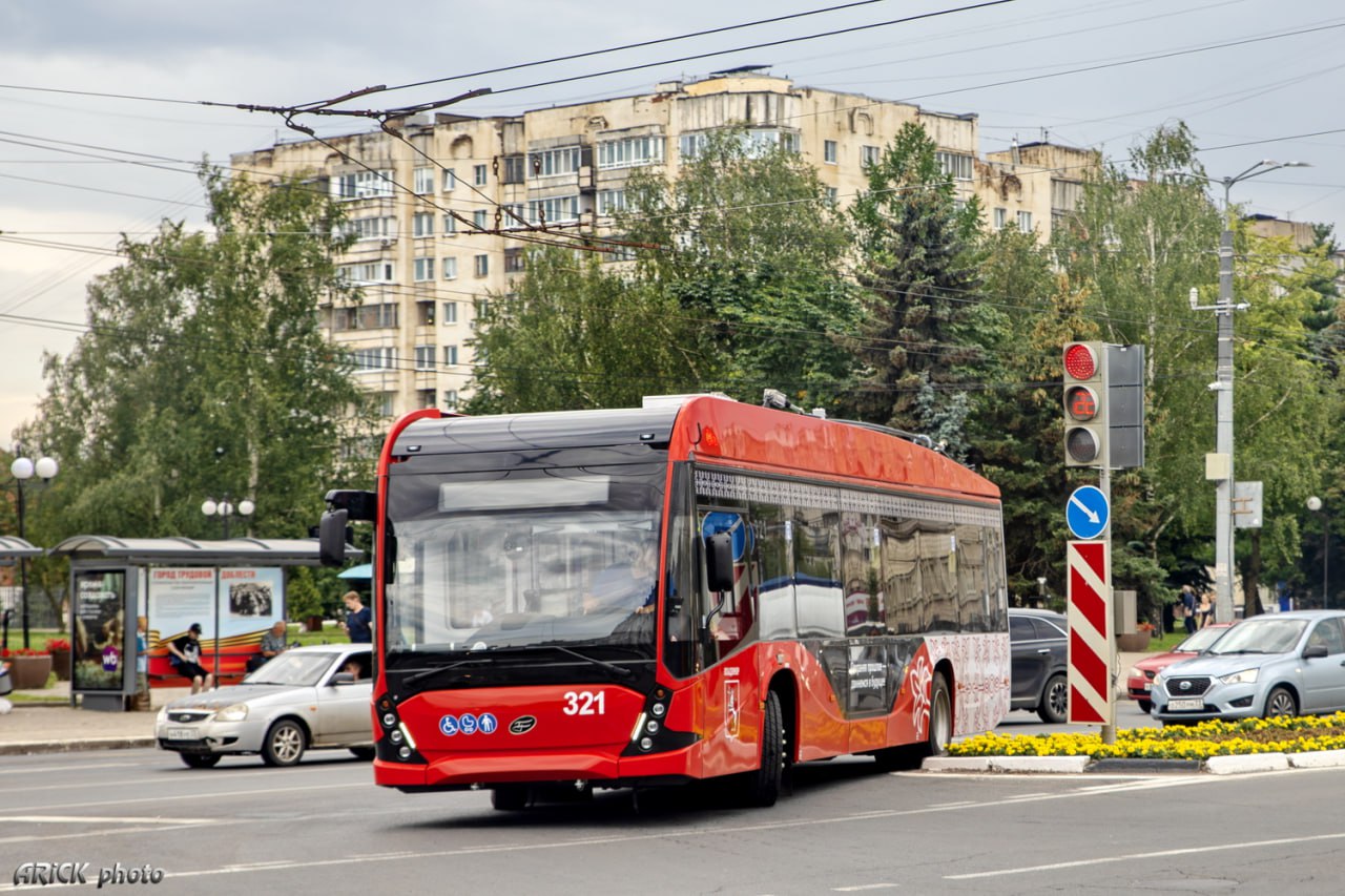 На улицах Владимира появятся еще два новых троллейбуса на автономном ходу. Городские власти намерены провести торги до 1 октября. Максимальная стоимость закупки составляет 66,6 миллионов рублей. Эта покупка транспорта для областного центра – уже вторая в текущем году. В марте мэрия закупила 12 троллейбусов вологодского производства на сумму 316 миллионов рублей. Фото: Аркадий Новожилов transphoto . #Владимир #Троллейбусы #Новости_ГТ #Владимир_ГТ Троллейбус Trolleybus