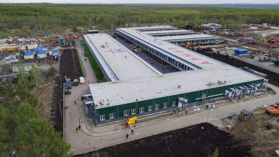 Губернатор Хабаровского края поручил скорректировать работу автобусного маршрута до военного госпиталя в Анастасьевке На аппаратном совещании Дмитрий Демешин подчеркнул, что бойцы СВО должны быть уверены — их близкие не сталкиваются с бытовыми трудностями. Сейчас добраться до госпиталя из Хабаровска проблематично: автобус идёт около 50 километров, но расписание не позволяет приехать к раннему приёму. «Если нужно попасть в госпиталь к 9 утра, а к нашим раненым ребятам, конечно, с утра надо попадать, то люди физически не успевают», — отметил губернатор. В правительстве региона намерены либо скорректировать график, либо предложить новый маршрут, чтобы поездки к раненым были проще и доступнее. Дополнительно поручено усилить внимание к семьям военнослужащих — в том числе организовать более системную поддержку для родителей бойцов. На уровне региона прорабатываются меры, которые сделают такую заботу регулярной, а не эпизодической. #Хабаровск