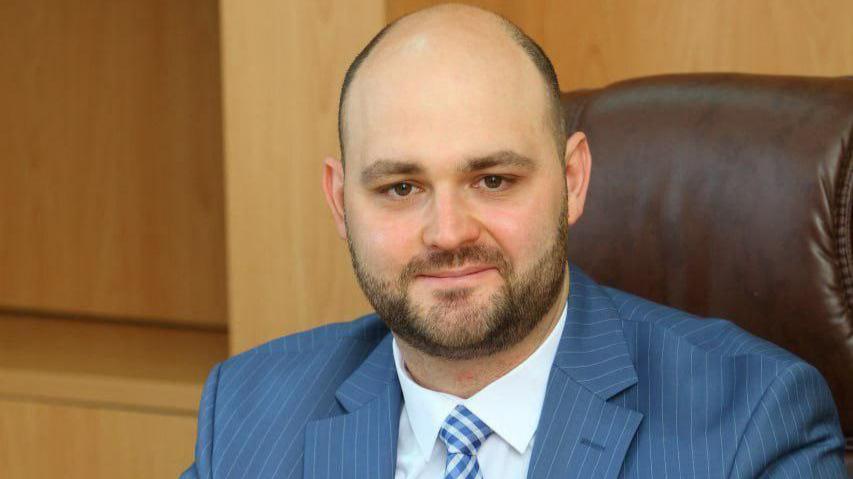 В Омске тихо уволился заместитель главы Минимущества Яков Ходос покинул пост заместителя министра имущественных отношений Омской области. Его имя пропао из списка руководителей ведомства на сайте облправительства. Также оно не значится в опубликованном сегодня приказе министерства о распределении обязанностей между руководителями. Имена главы ведомства и других его замов в документе присутствуют. В пресс-службе губернатора Омской области Виталия Хоценко информацию об уходе Ходоса корреспонденту «Омск-информа» подтвердили. Это произошло еще в конце июня. Напомним, Ходос стал заместителем министра по вопросам финансов, доходов и контроля в конце октября прошлого года. До этого он занимал должность первого заместителя министра юстиции ДНР. Отметим, что руководит министерством имущественных отношений Омской области Владимир Ершов. У него в подчинении первый заместитель Александр Матненко и заместители Лариса Бабешина и Лилия Гулиева.