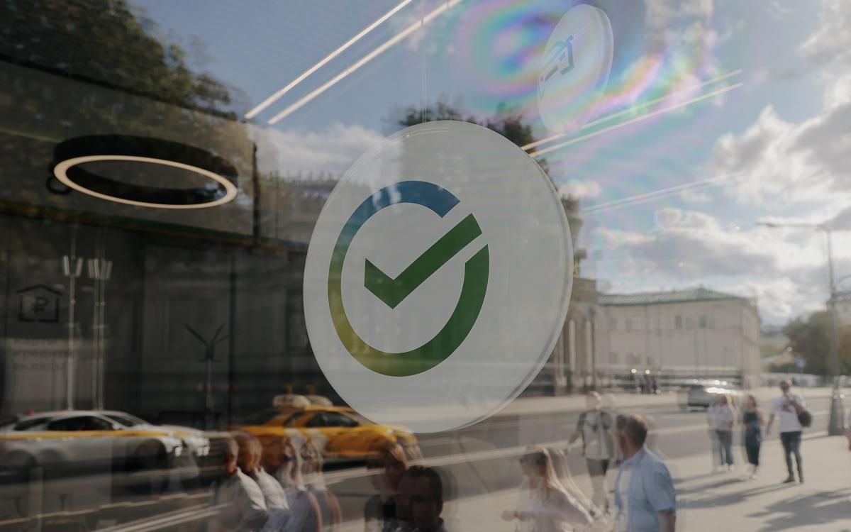 Менеджмент Сбербанка будет рекомендовать направить на выплату дивидендов за 2025 год 50 прибыли Менеджмент Сбербанка при сохранении достаточности капитала на необходимом уровне не менее 13 3 будет рекомендовать направить на выплату дивидендов за 2025 год 50 от чистой прибыли сообщил в интервью Интерфаксу зампред правления финансовый директор банка Тарас Скворцов Это один из KPI нашей стратегии Если достаточность капитала позволит мы будем придерживаться этой рекомендации распределять 50 прибыли ИФ сказал Скворцов Он отметил график рассмотрения вопроса о выплате дивидендов за 2025 год будет близок к прошлогоднему набсовет может обсудить это в апреле годовое собрание может пройти в июне В конце февраля мы раскроем отчетность по МСФО С учетом этих результатов и фактической достаточности капитала которая мы убеждены вырастет по сравнению с 2024 годом президент председатель правления Сбербанка Герман Греф внесет ясность в этот вопрос В апреле мы вынесем на набсовет рекомендации по дивидендам и в июне проведем годовое собрание акционеров Скорее всего график в 2026 году будет очень близок графику 2025 года отметил финдиректор Сбера sber trader book