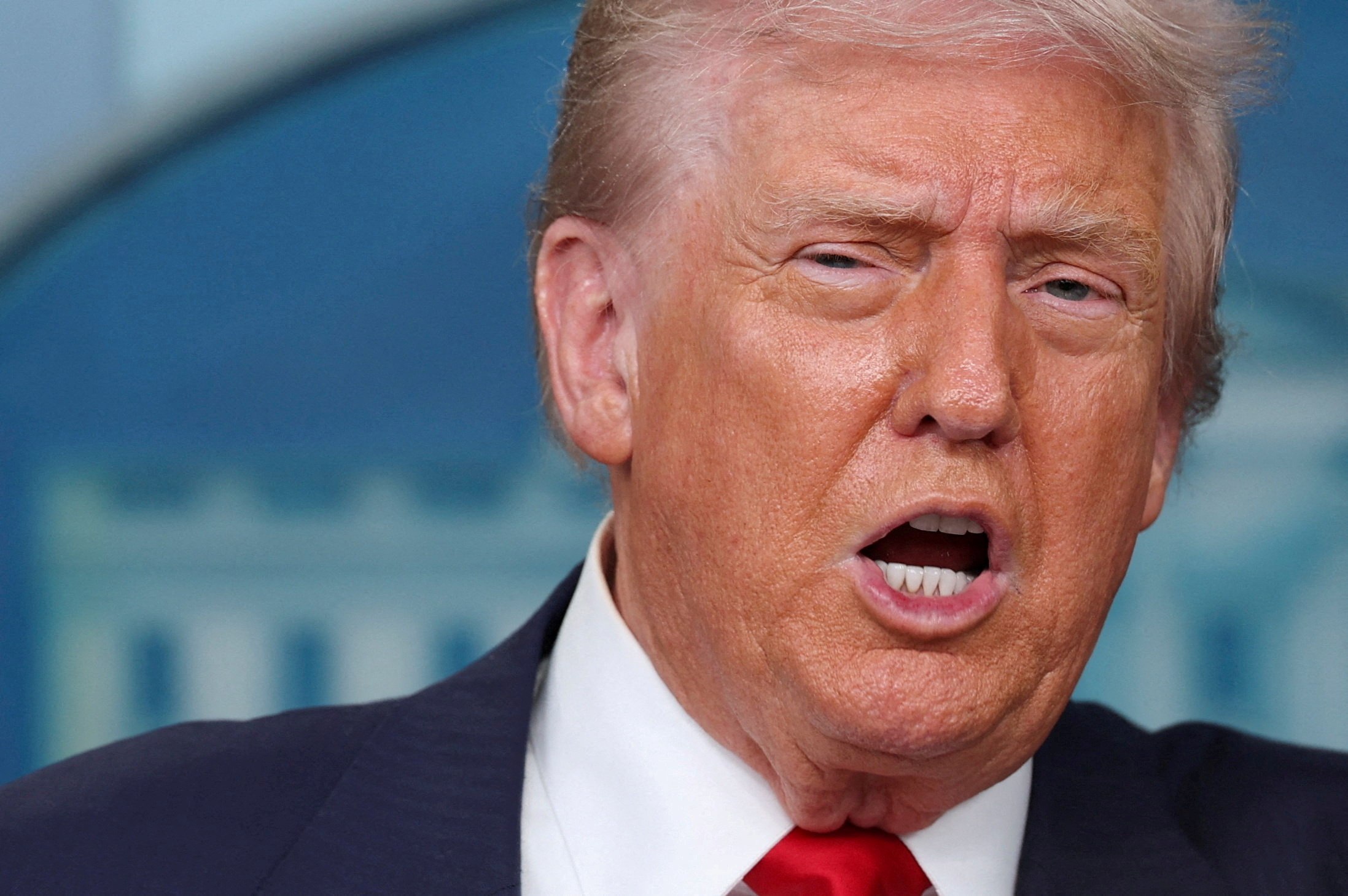 Дональд Трамп всё ещё зол на Владимира Путина, пишет Axios со ссылкой на источник среди американских должностных лиц. Высказывания президента США порой могут звучать пророссийски, но собеседники издания объясняют, что Трамп видит в этом способ заключить сделку.​  «Но если бы ему пришлось выбирать сторону, он бы начал крушить российскую экономику. С него действительно хватит», — пояснил источник Axios.  Если дипломатические усилия потерпят неудачу, Трамп продолжит продавать странам НАТО оружие для Украины, говорит американский чиновник.  Путин говорил, что все разочарования бывают от «избыточных ожиданий». Кремль называл санкционные угрозы США достаточно серьёзными.  Фото: Jonathan Ernst/Reuters    Следить за новостями РБК в Telegram