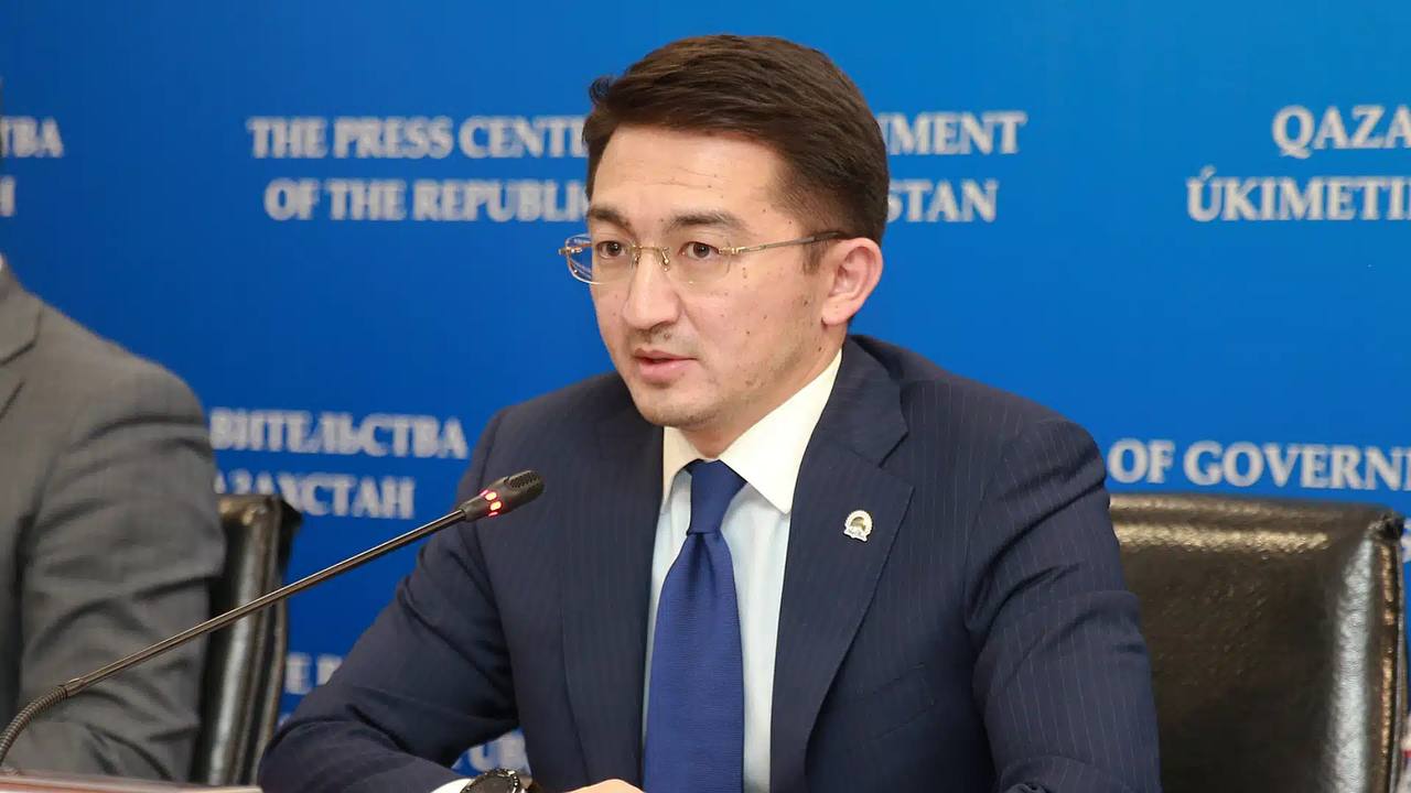 На месторождениях Казахстана могут появиться беспилотные самосвалы и роботизированные экскаваторы Об этом сообщил министр цифрового развития Жаслан Мадиев на заседании правительства 22 июля. По его словам, автоматизация и искусственный интеллект становятся глобальными трендами. Например, в горнорудной отрасли ИИ помогает в разведке, аналитике и управлении; цифровые двойники позволяют точнее моделировать производство. «Развитие промышленного интернета и цифровых платформ откроет новые возможности для модернизации отрасли», — подчеркнул министр.